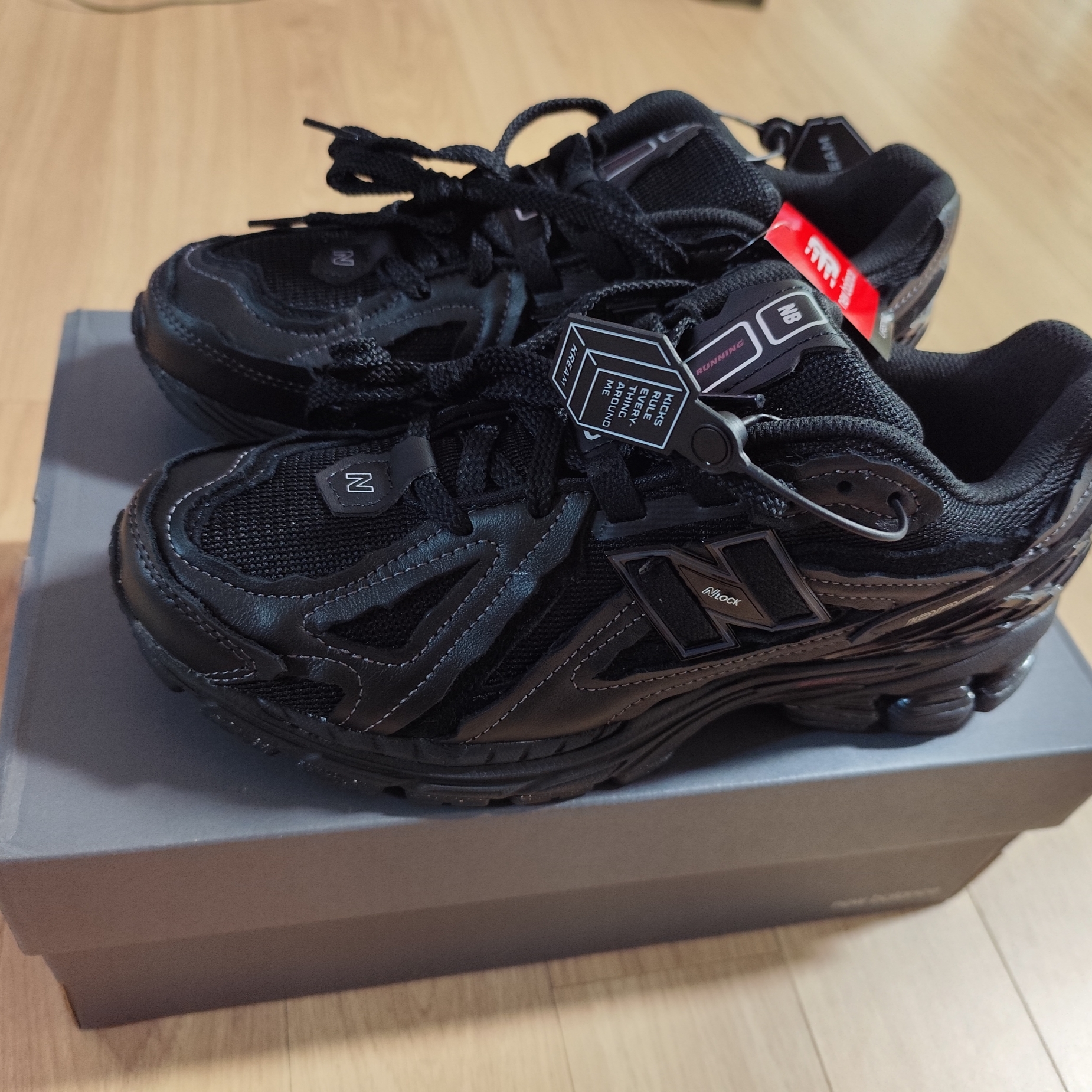 New Balance 1906D Protection Pack Black Silver Metallic 착용 스타일