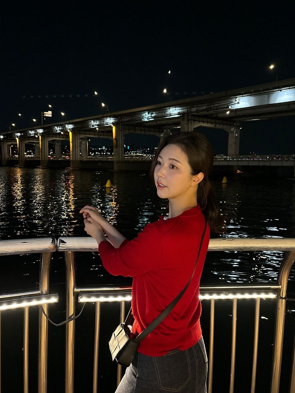 Siyazu SIKN2126 Merino Wool Minimal Cardigan Red 착용 스타일 - 3