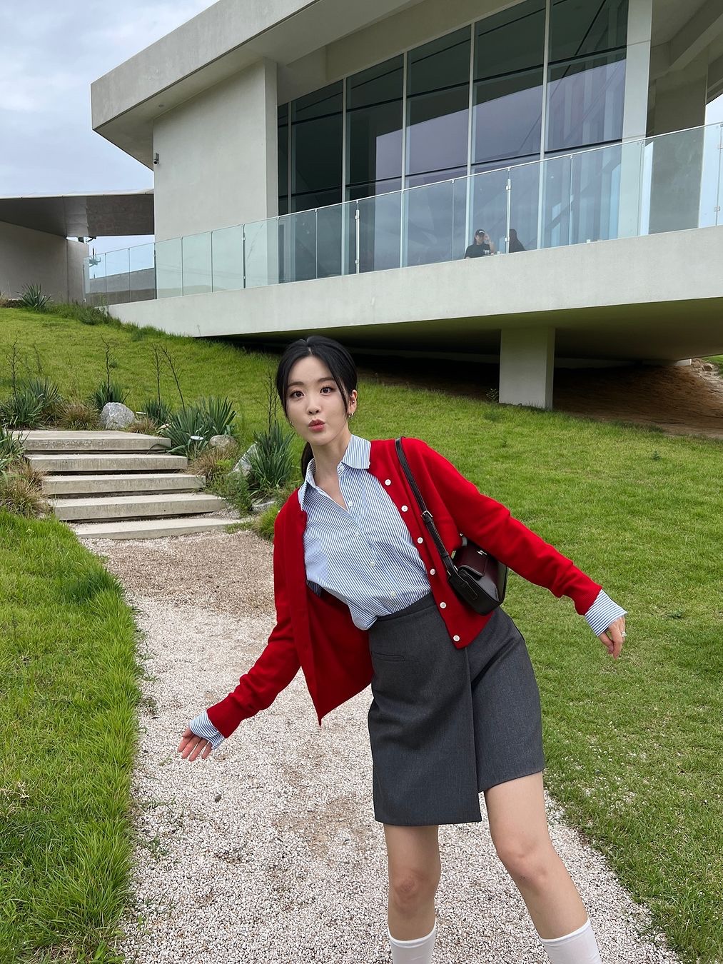 Siyazu SIKN2126 Merino Wool Minimal Cardigan Red 착용 스타일 - 1
