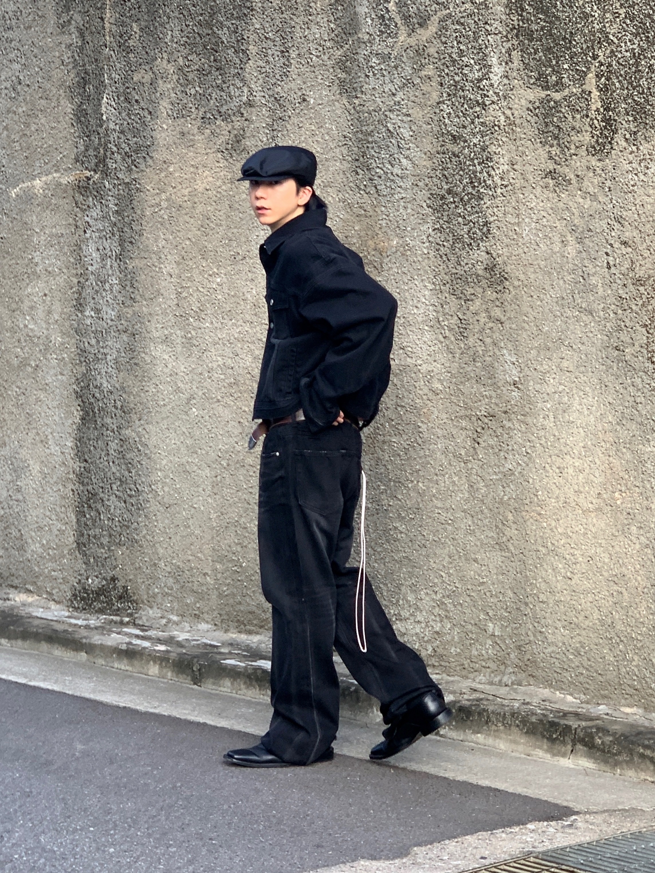 Our Legacy Double Tongue Belt Mahogany, Prada Re-Nylon Hat Black 착용 스타일 - 2