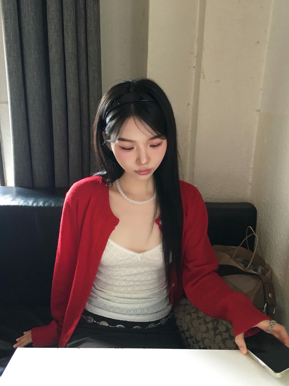 Siyazu SIKN2126 Merino Wool Minimal Cardigan Red 착용 스타일 - 2