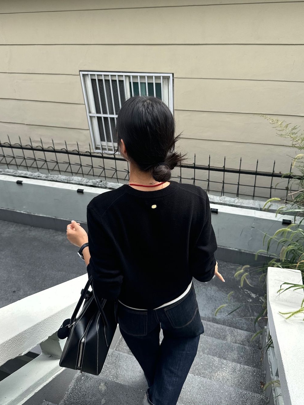 Siyazu SIKN2124 V neck Single Knit Black 착용 스타일 - 2