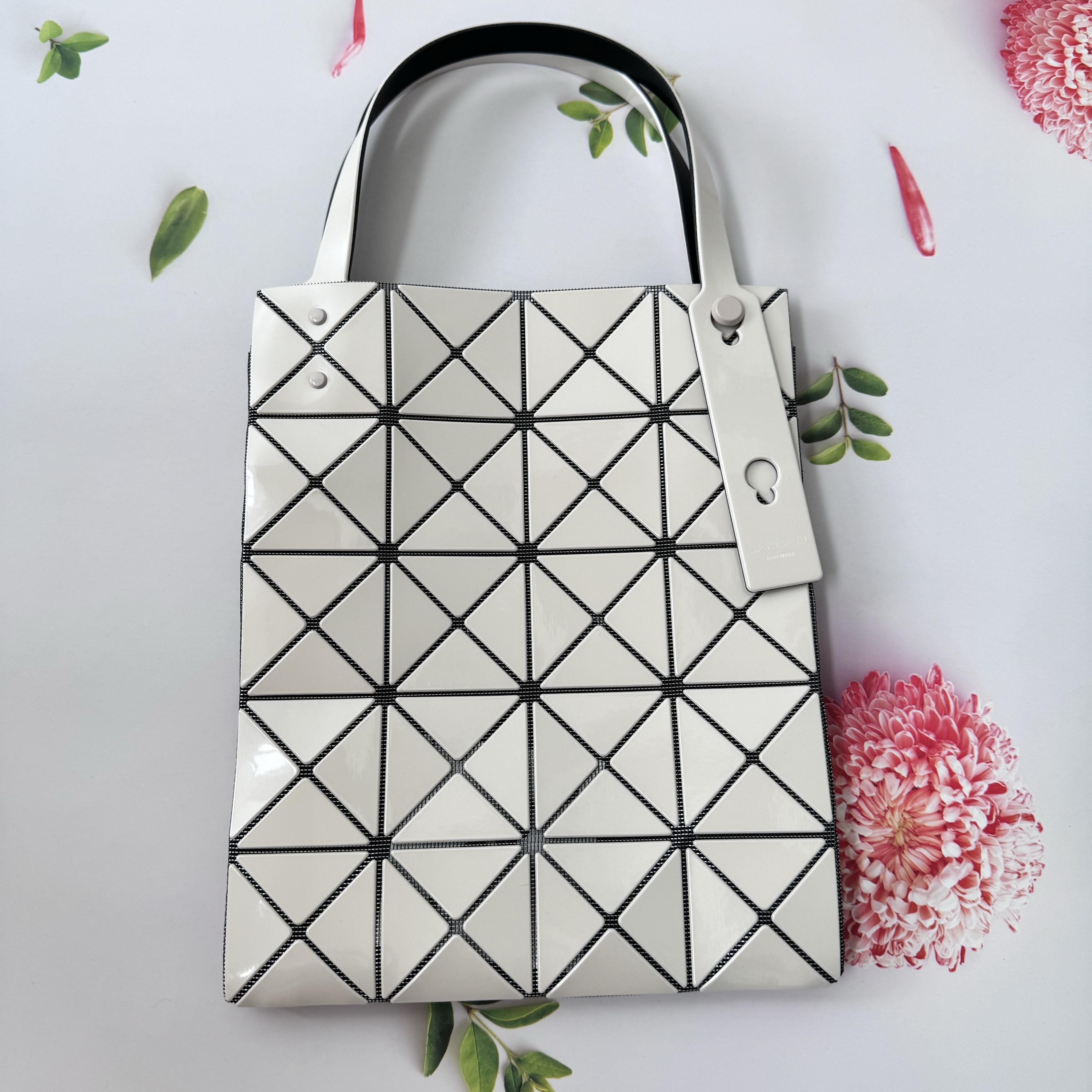 Bao Bao Issey Miyake Carat Handbag White 착용 스타일 - 3