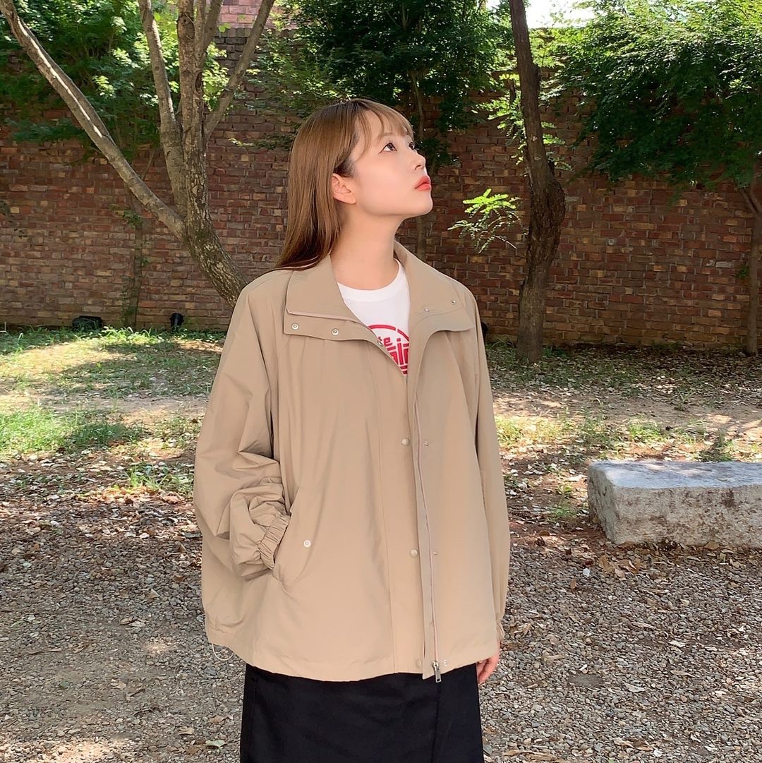 Siyazu SIOT4110 High Neck Windbreaker Beige 착용 스타일 - 1