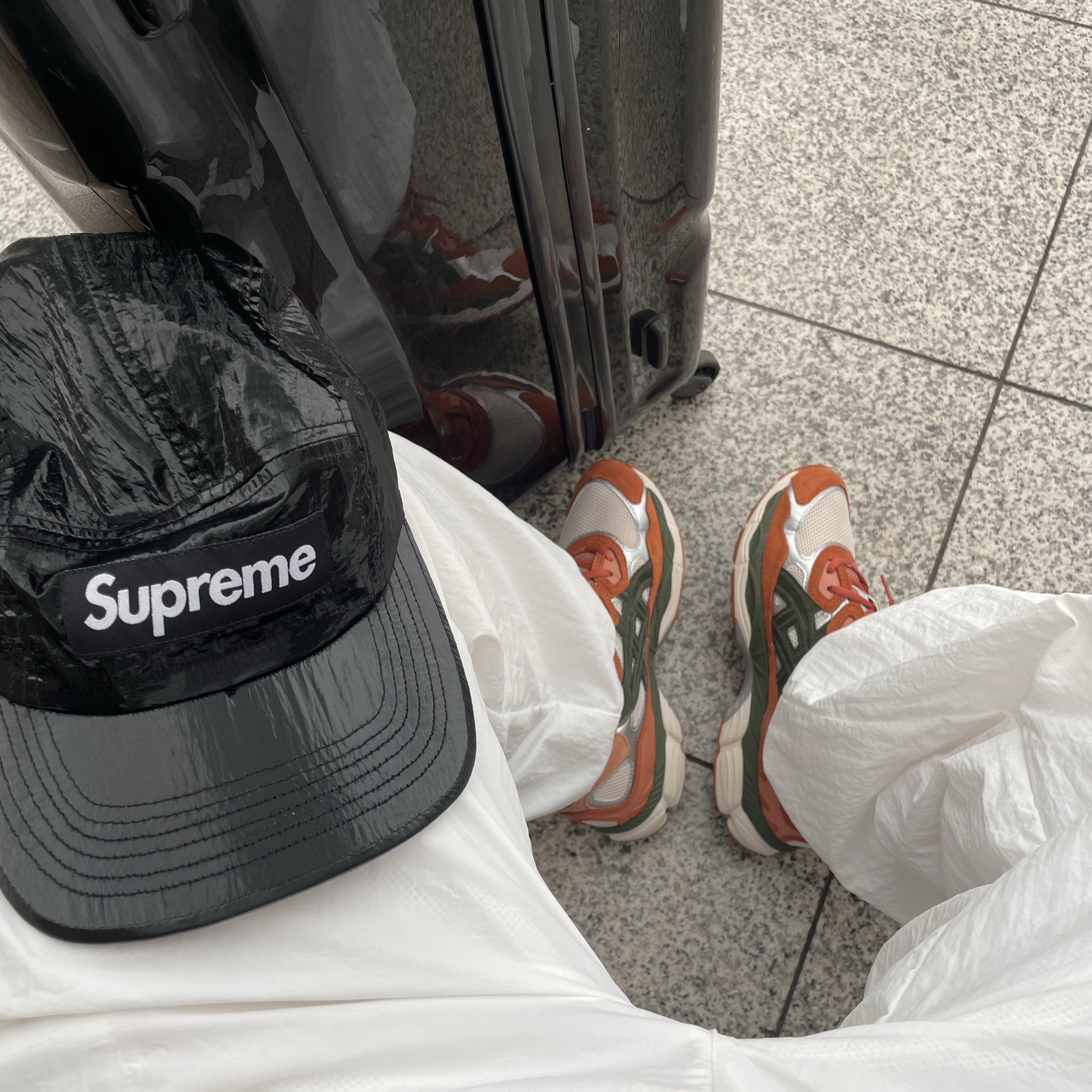 Asics Gel-NYC Oatmeal Forest, Supreme Gloss Ripstop Camp Cap Black - 23FW 착용 스타일 - 1
