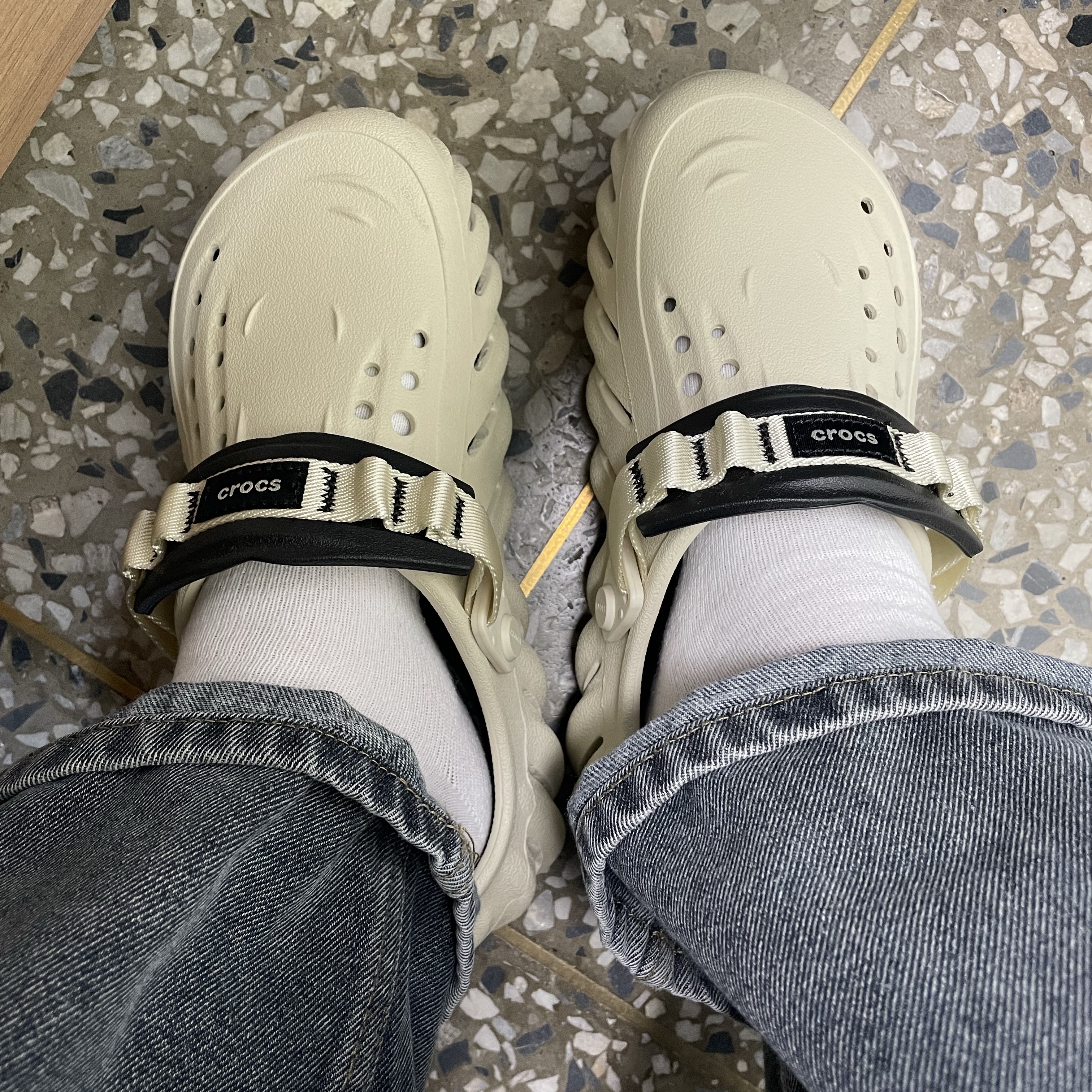 Crocs Echo Clog Bone Black 착용 스타일