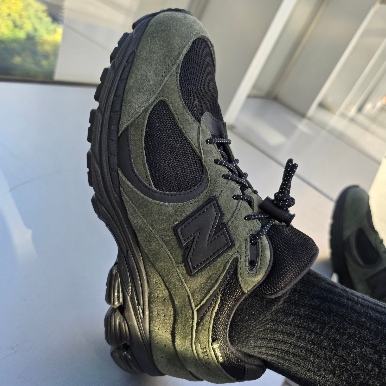 New Balance x JJJJound 2002R Gore-Tex Pine 착용 스타일 - 1