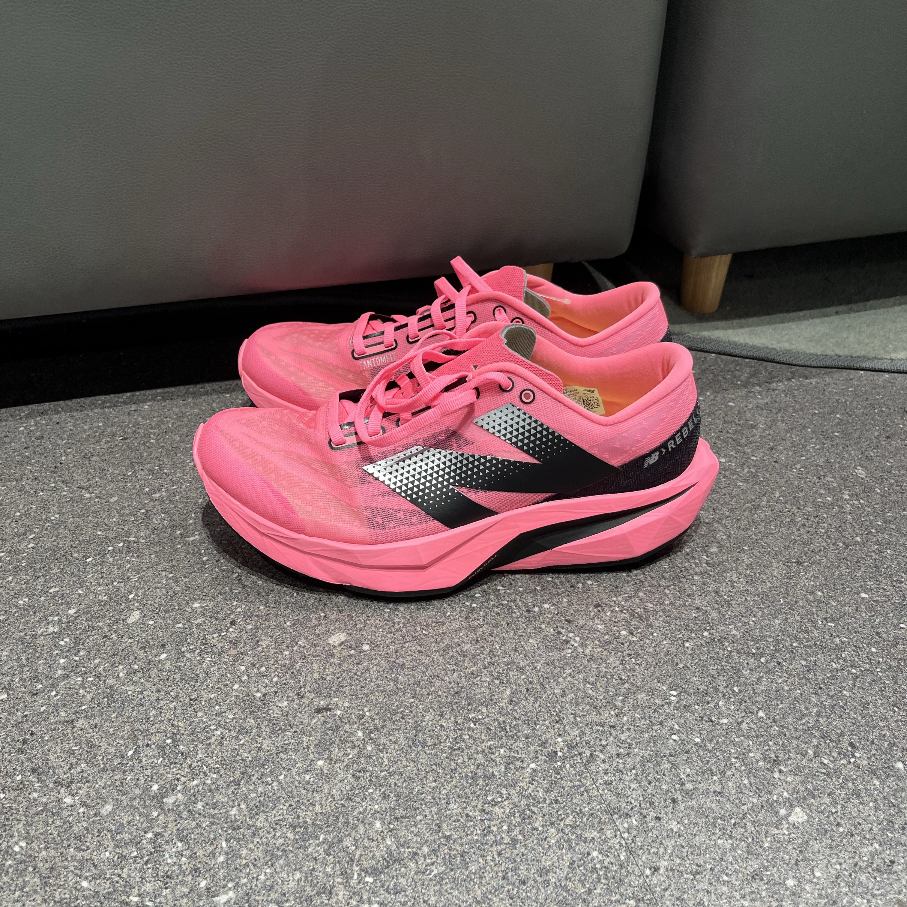 New Balance Fuelcell Rebel v4 Ultra Pink Black - 2E Wide 착용 스타일