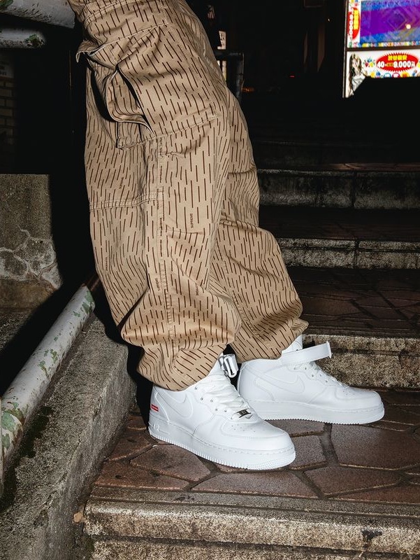 Nike x Supreme Air Force 1 Mid Black, Nike x Supreme Air Force 1 Mid White 착용 스타일 - 5
