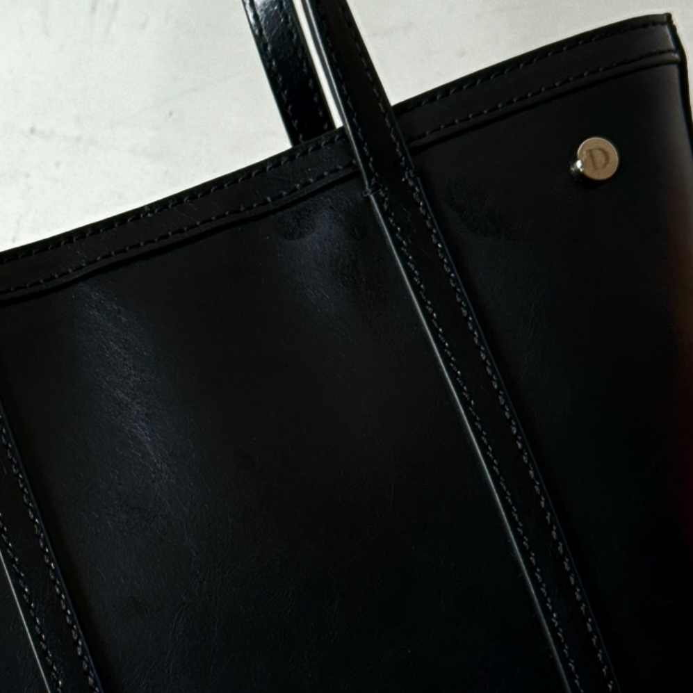 (W) Dunst Crinkled Leather Tote Bag Black 착용 스타일