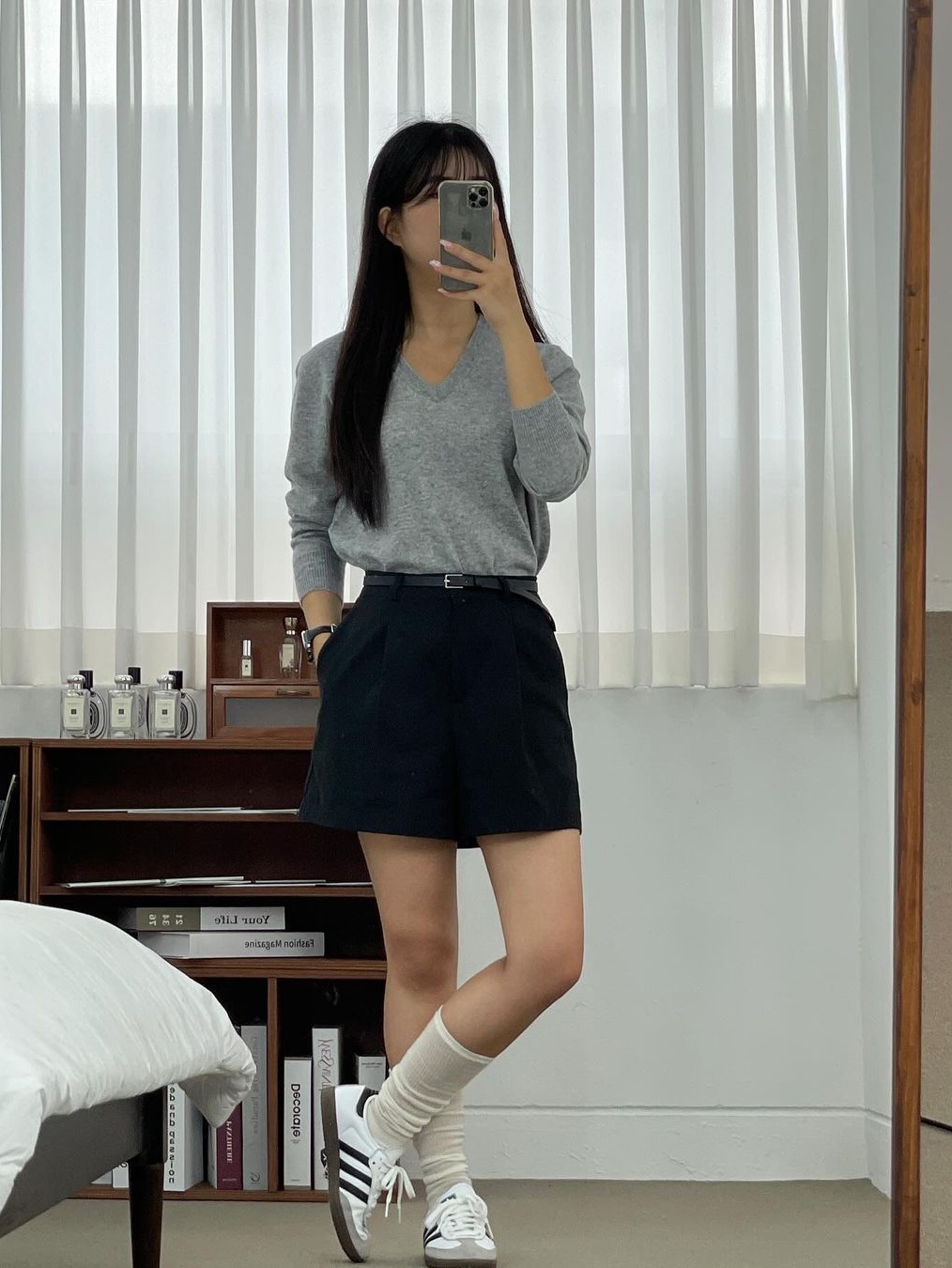 [예약 배송] Siyazu SIKN2124 V-neck Single Knit Gray 착용 스타일 - 2