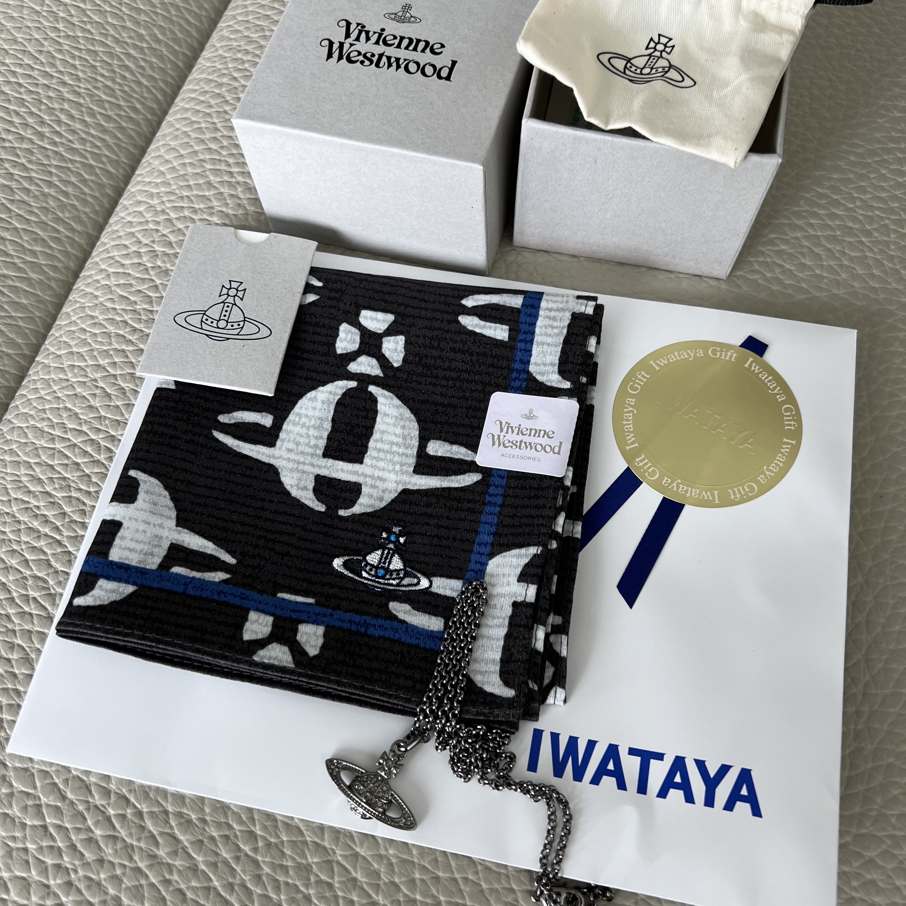 Vivienne Westwood Mayfair Bas Relief Pendant Silver 착용 스타일 - 1