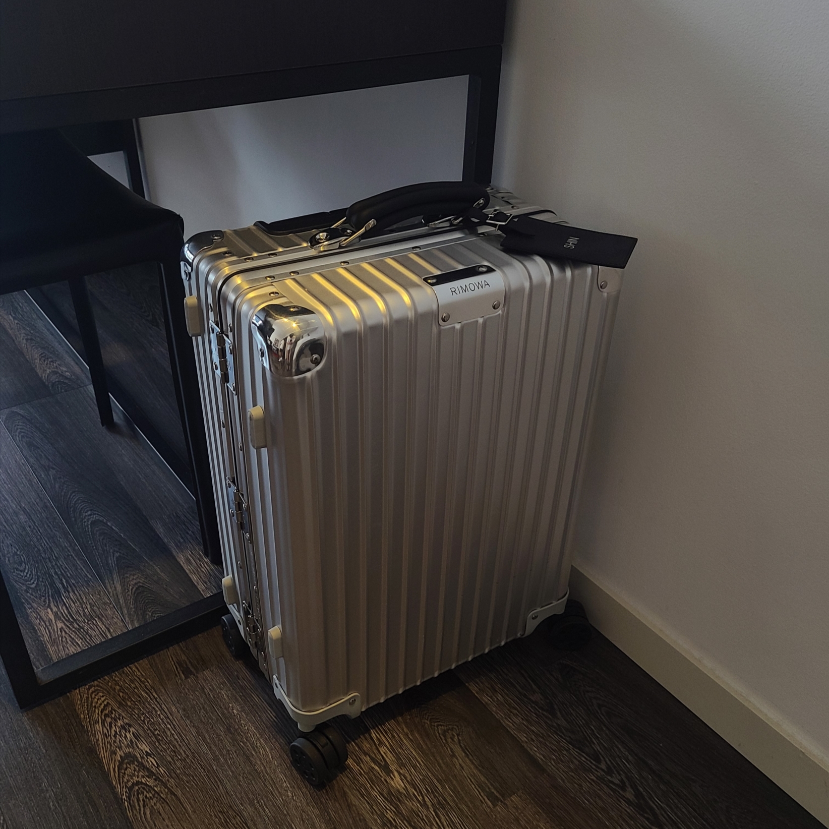 Rimowa Classic Cabin Aluminum Silver 착용 스타일
