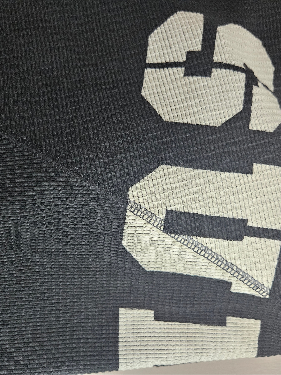 Supreme Stencil Thermal S/S Top Black - 24FW 착용 스타일 - 5