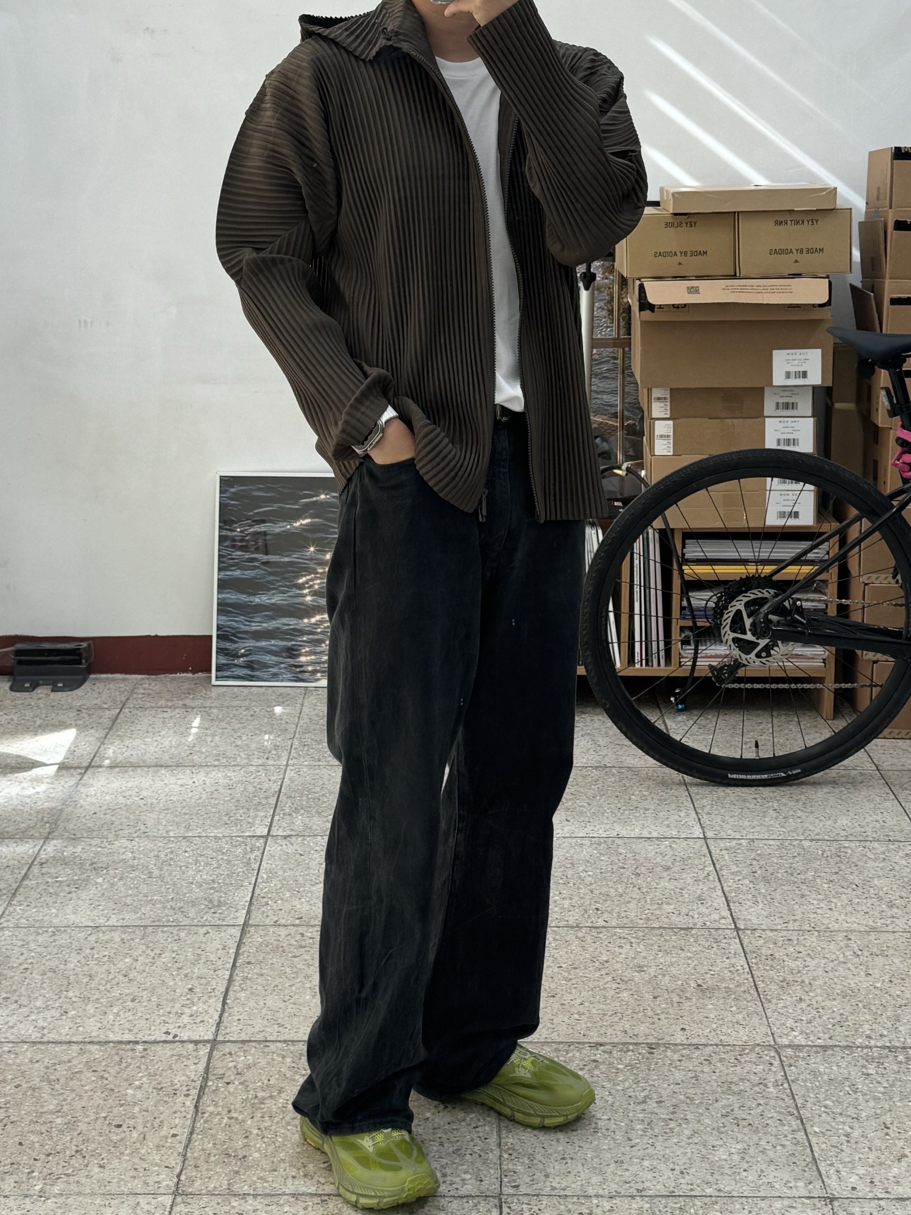 Homme Plisse Issey Miyake MC April Jacket Dark Khaki 착용 스타일 - 3