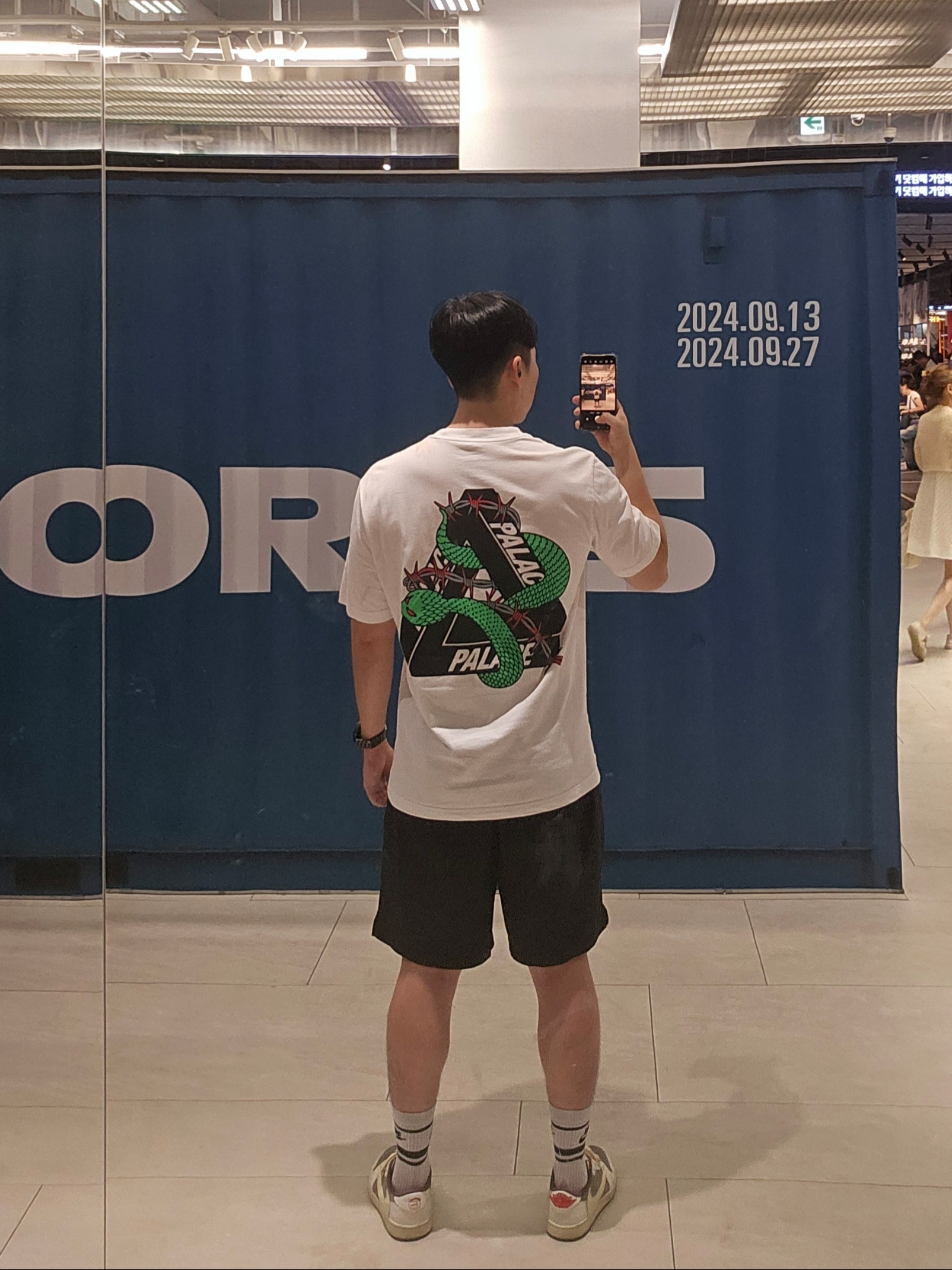 Palace Hesh Mit Fresh T-Shirt White - 20SS, Jordan 1 x Travis Scott Retro Low OG SP Sail and Ridgerock 착용 스타일