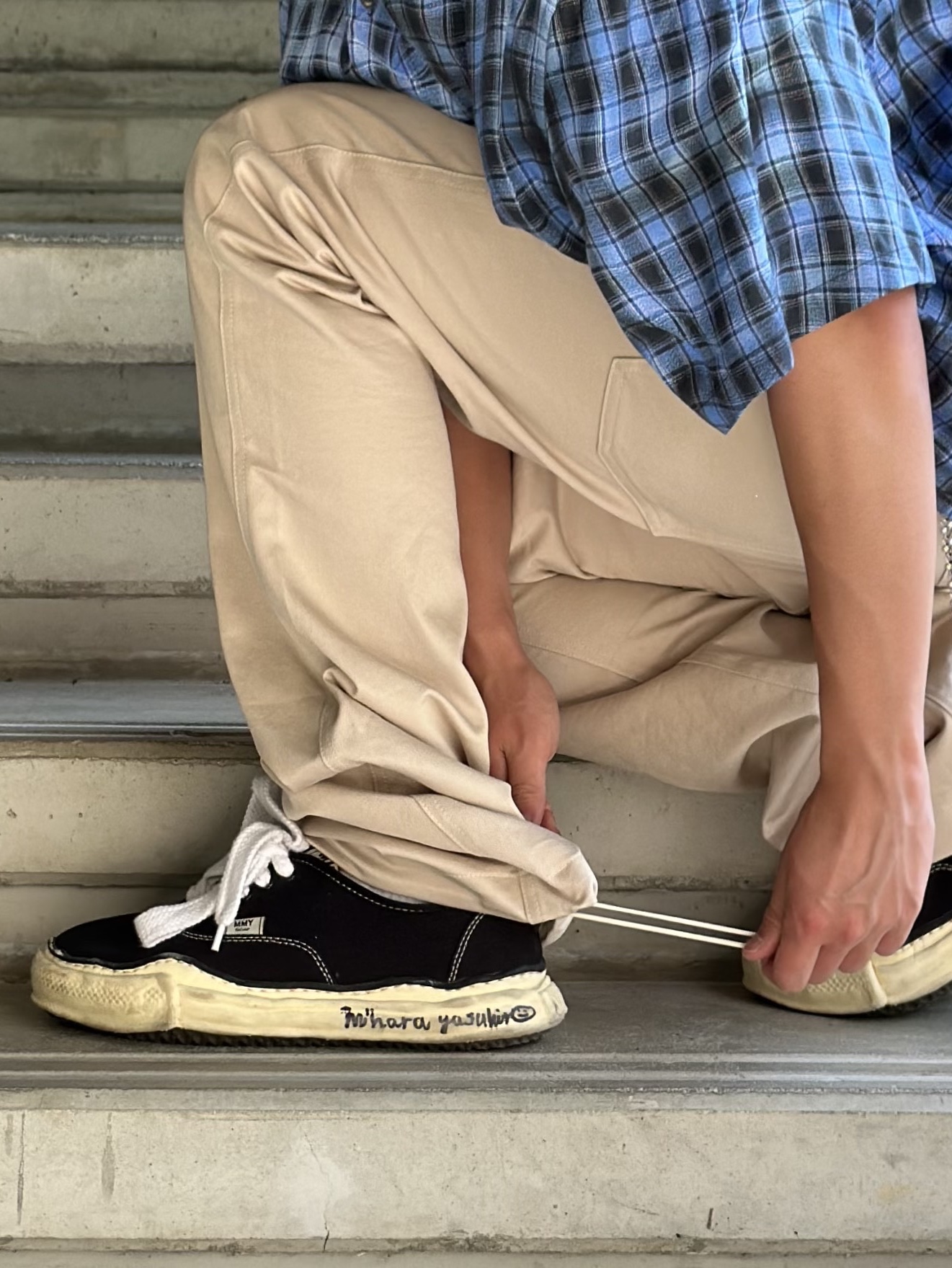 Maison Mihara Yasuhiro Baker OG Sole Broken Suede Low-top Sneakers Black 착용 스타일 - 10