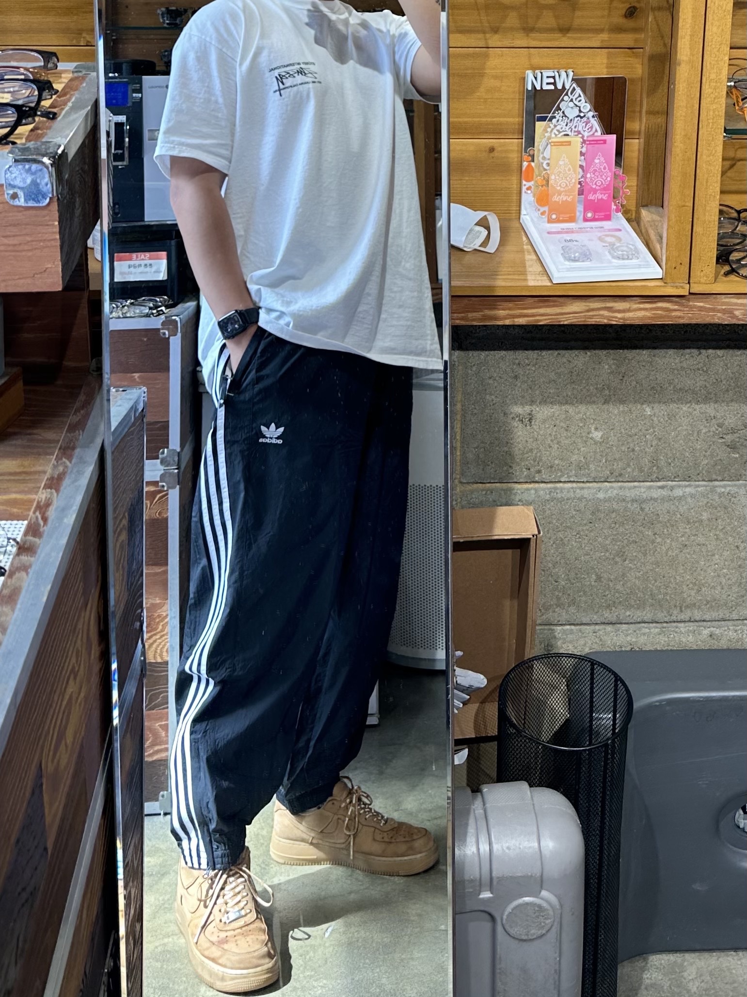Adidas x Yeseyesee Blues-Like Track Pants Black - KR Sizing, Nike x Supreme Air Force 1 Low Flax 착용 스타일 - 1