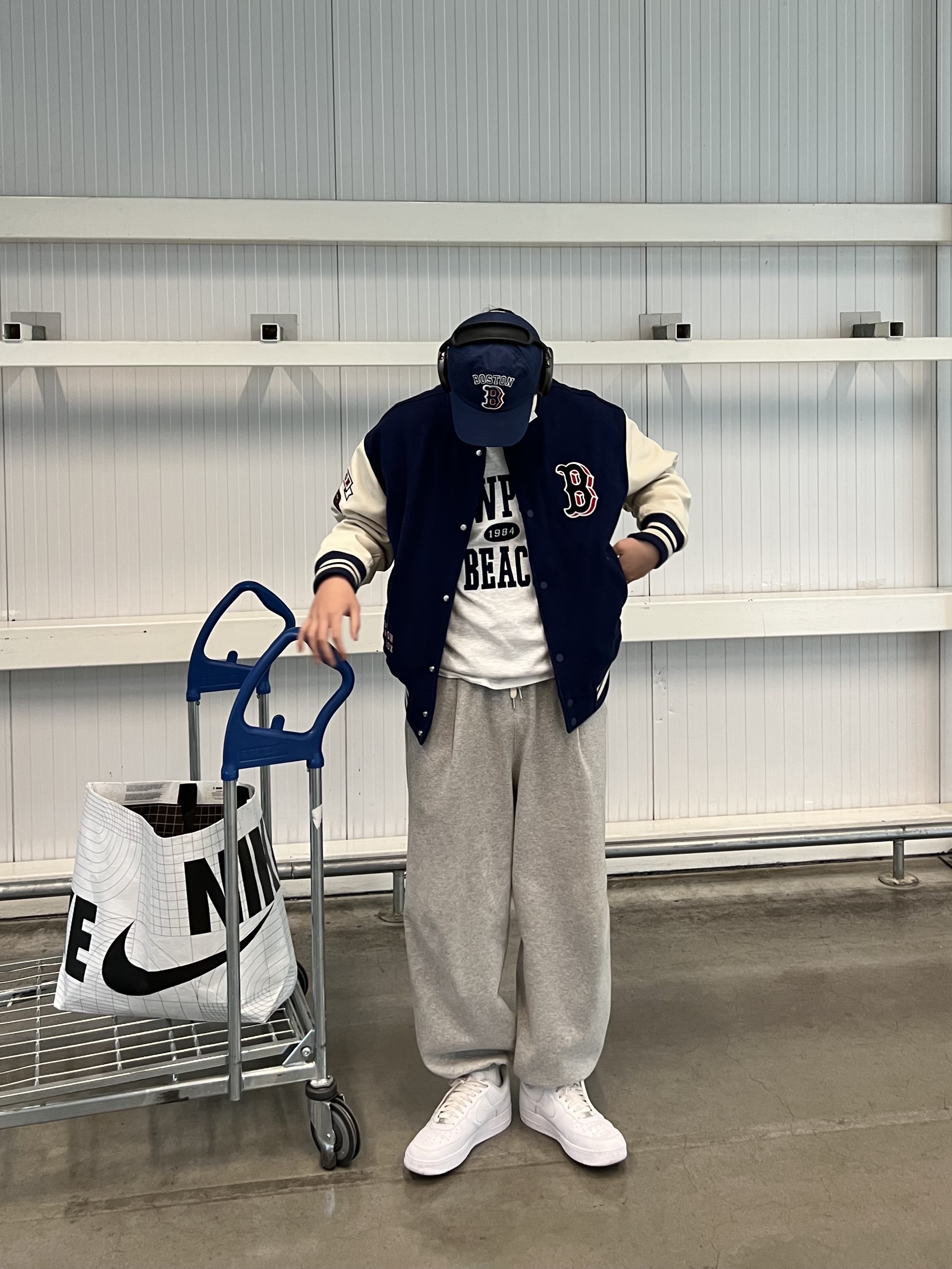 Apple AirPods Max Lightning Space Gray (Korean Ver.), Nike Air Force 1 '07 Low White 착용 스타일 - 2