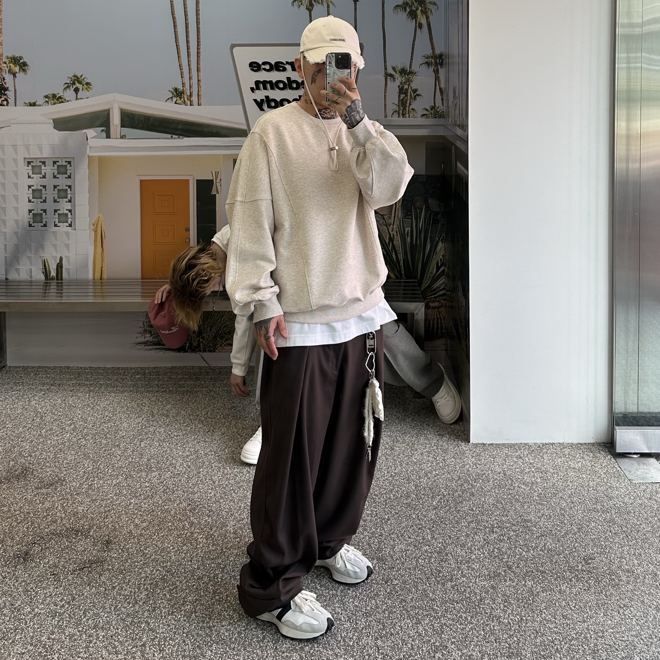 Jacquemus La Casquette Artichaut Fringe Baseball Cap Off White, New Balance x Casablanca 327 Idealist Black Grey Pink 착용 스타일 - 1