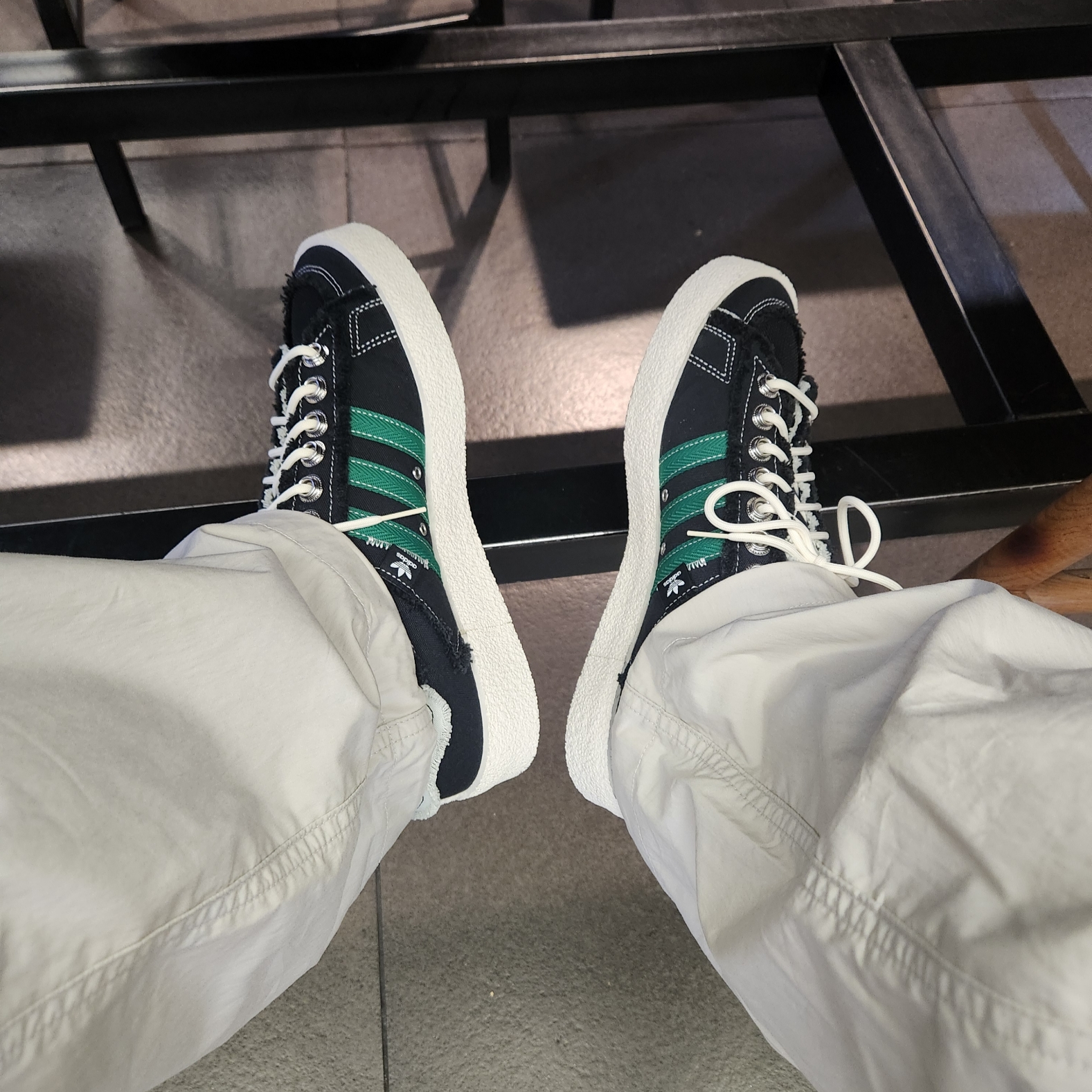 Adidas x Song for the Mute Campus 80s Core Black Cream White, Adidas x Atmos x Daiki Tsuneta Superstar Altered Blue 착용 스타일 - 2