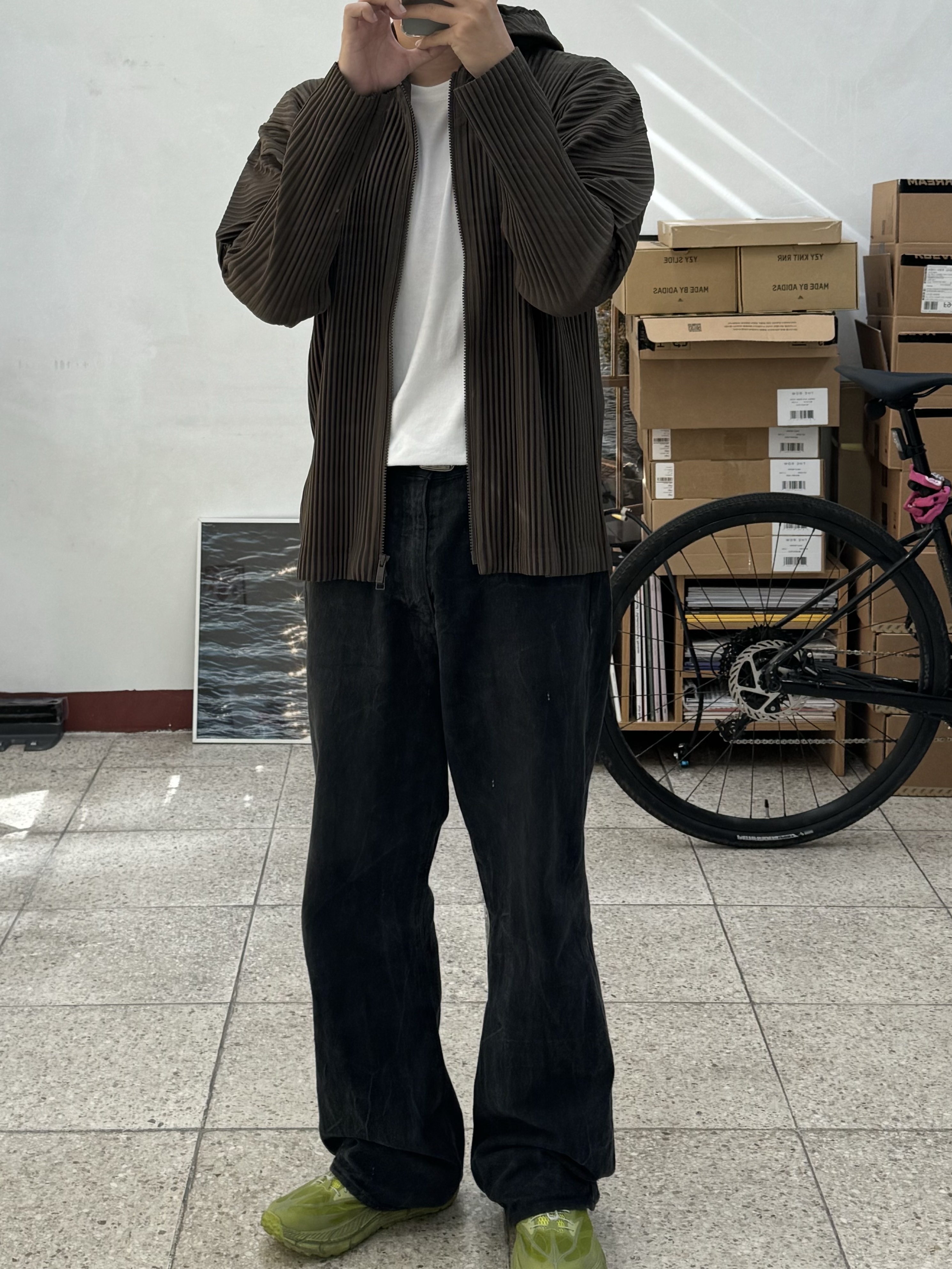 Homme Plisse Issey Miyake MC April Jacket Dark Khaki 착용 스타일 - 2
