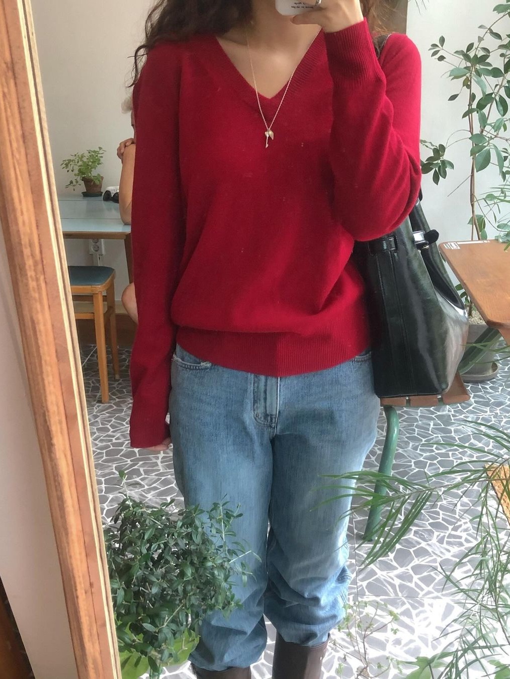 Siyazu SIKN2124 V-neck Single Knit Cherry red 착용 스타일 - 1