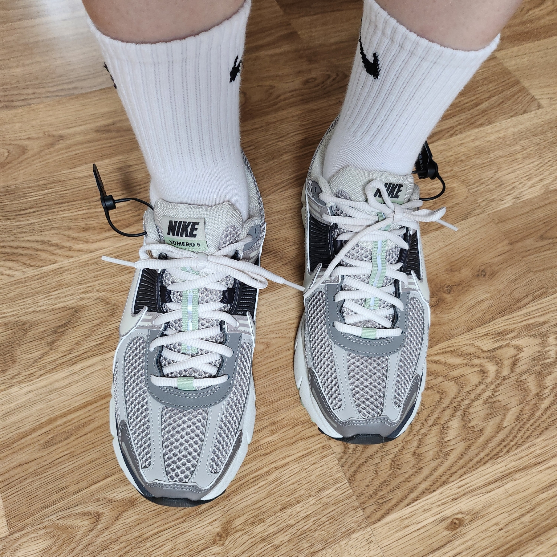 (W) Nike Zoom Vomero 5 Cobblestone and Flat Pewter 착용 스타일
