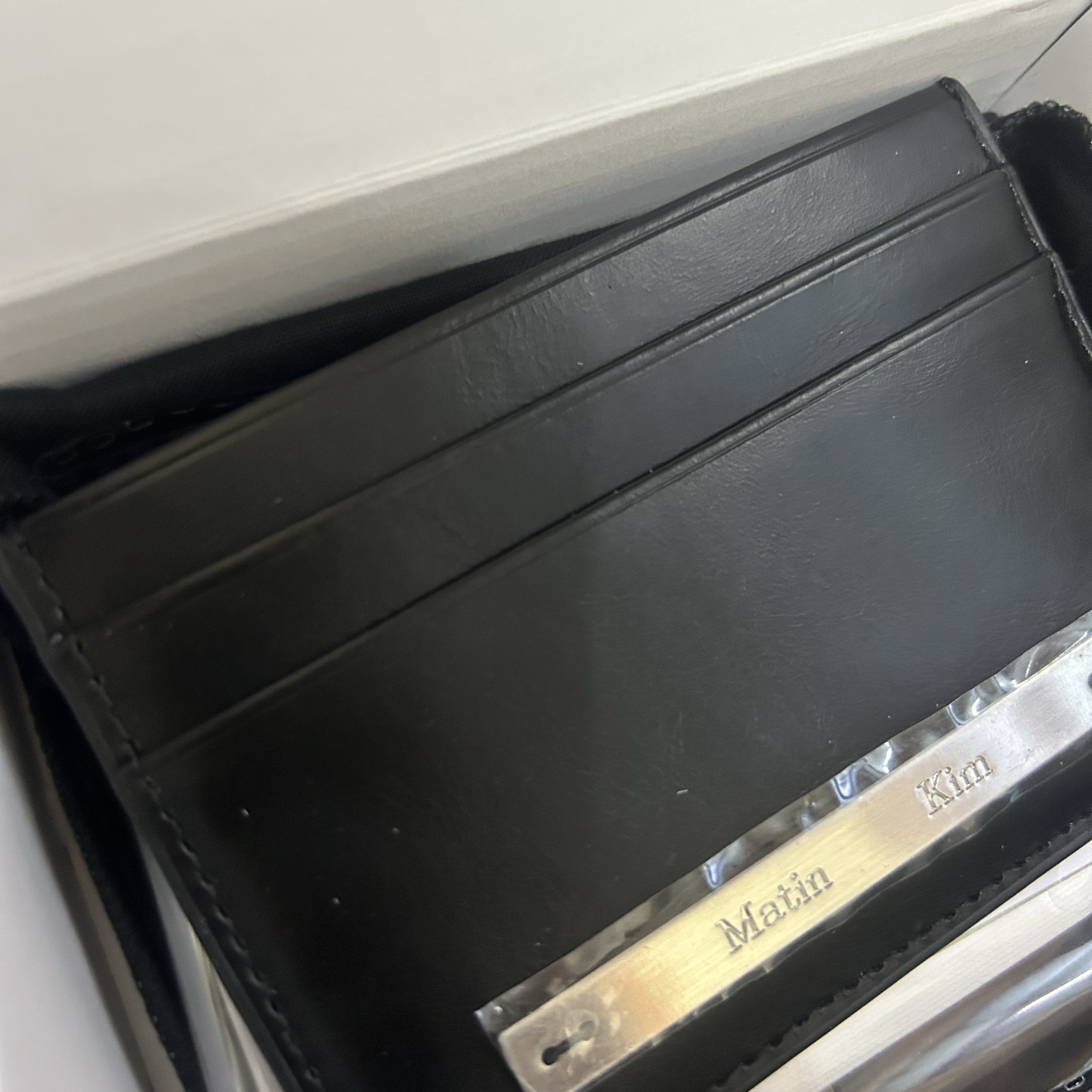 Matin Kim Vintage Card Wallet Black 착용 스타일