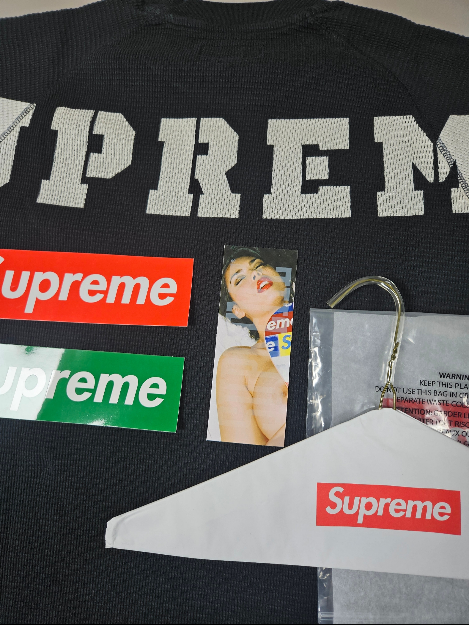 Supreme Stencil Thermal S/S Top Black - 24FW 착용 스타일 - 2