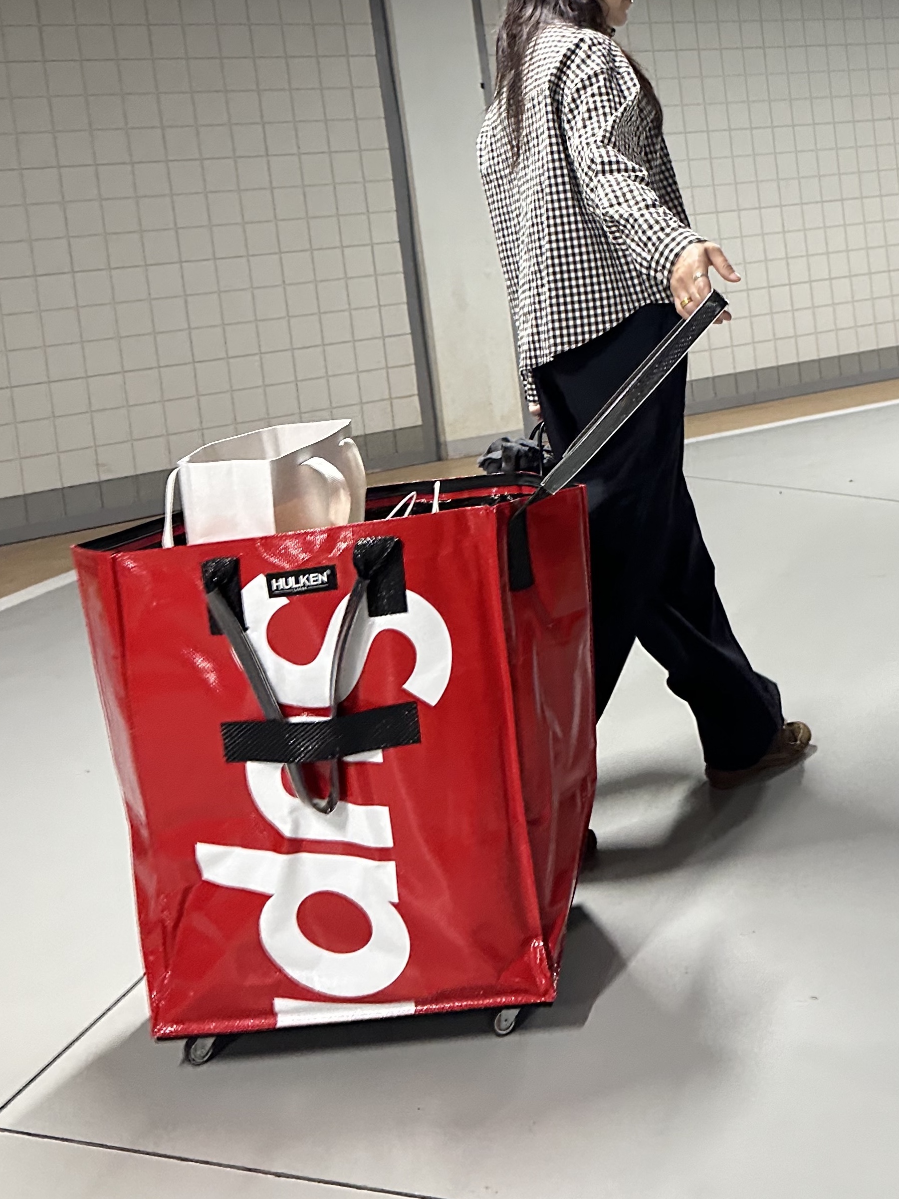 Supreme x Hulken Rolling Tote Bag Red - 24FW, (W) New Balance x Miu Miu 530 Suede Mesh Sneakers Cinnamon 착용 스타일 - 5