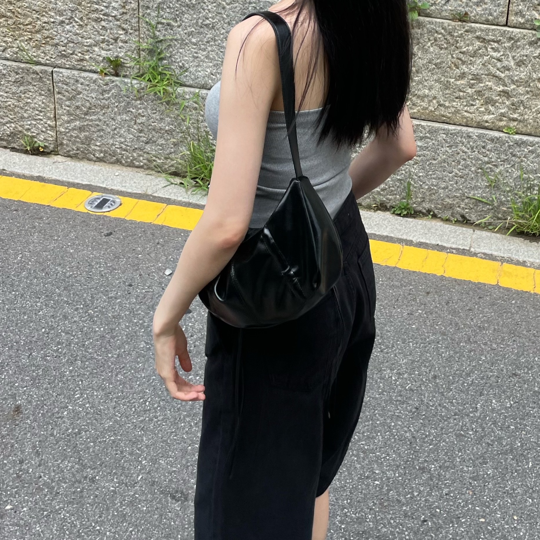 Matin Kim Half Shirring Ribbon Round Bag Black 착용 스타일 - 4