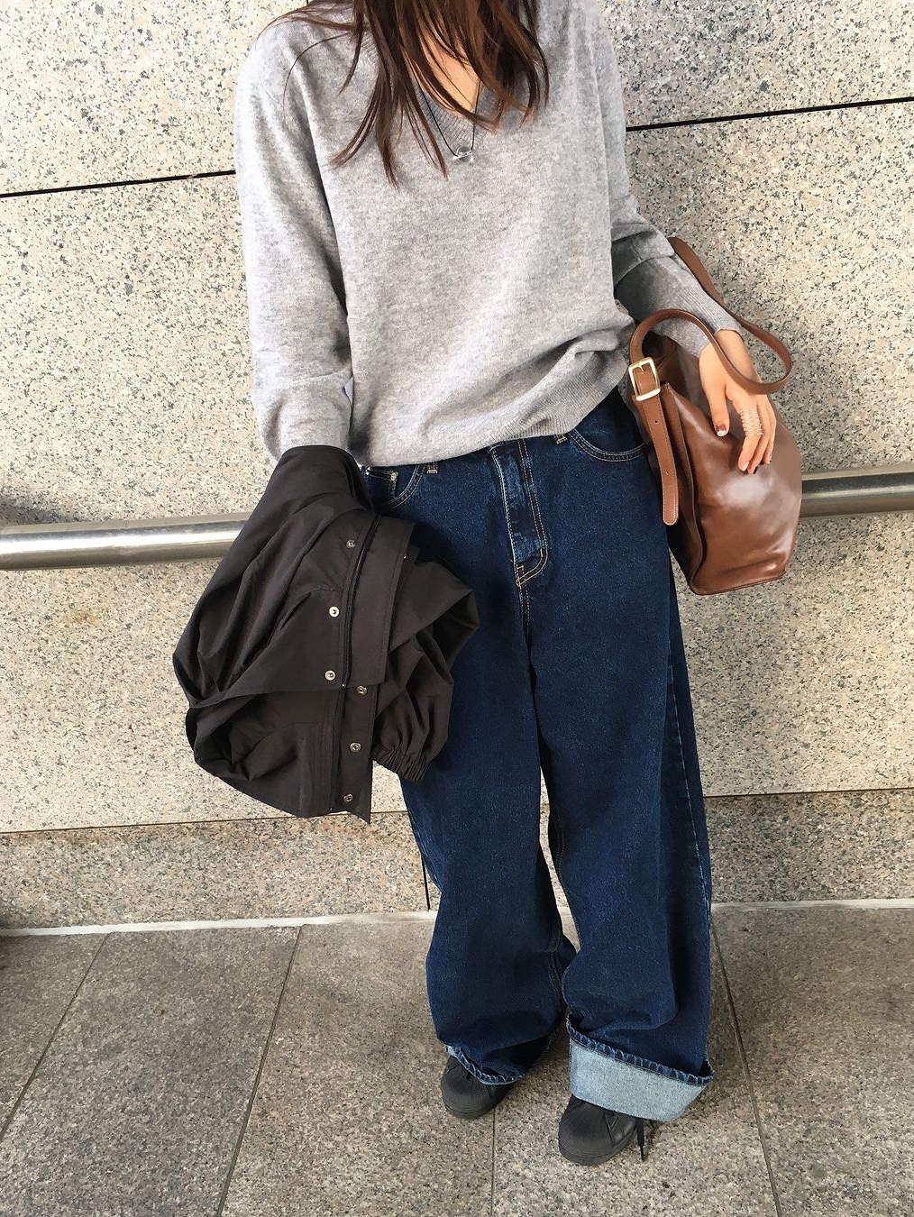 [예약 배송] Siyazu SIKN2124 V-neck Single Knit Gray 착용 스타일 - 2