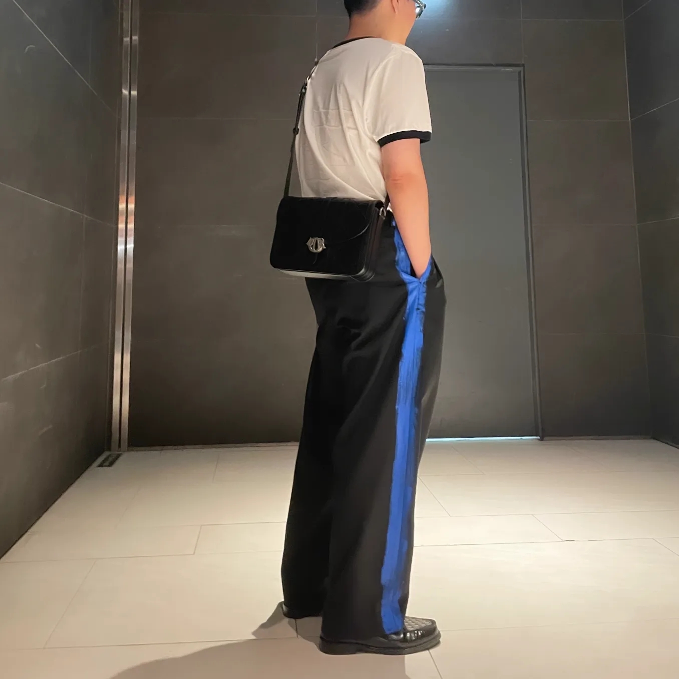 Dior Explorer Loafer Beige & Black Dior Oblique Jacquard, Celine Regular T-Shirt in Cotton Jersey Dirty White Black 착용 스타일 - 2