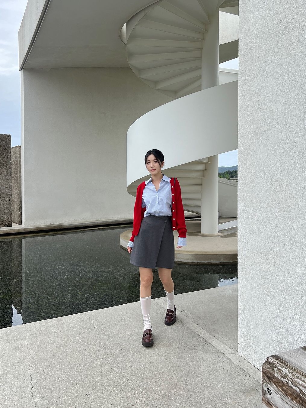 Siyazu SIKN2126 Merino Wool Minimal Cardigan Red 착용 스타일 - 2