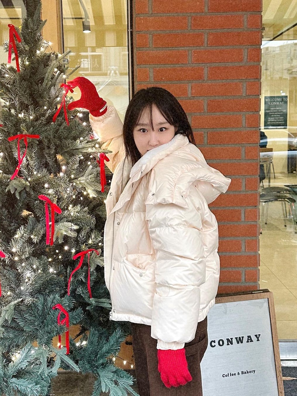 Siyazu SIOT4090 Duck Down Glossy Hoodie Jacket Pearl Cream 착용 스타일 - 1