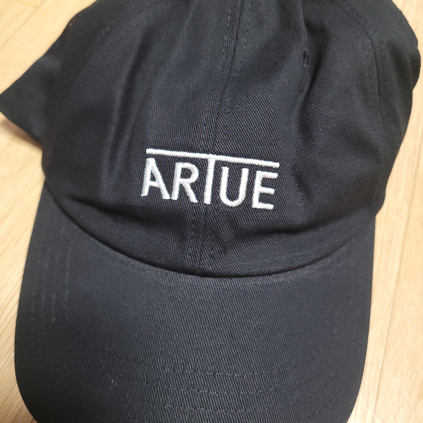 Artue Logo Ball Cap Black 착용 스타일