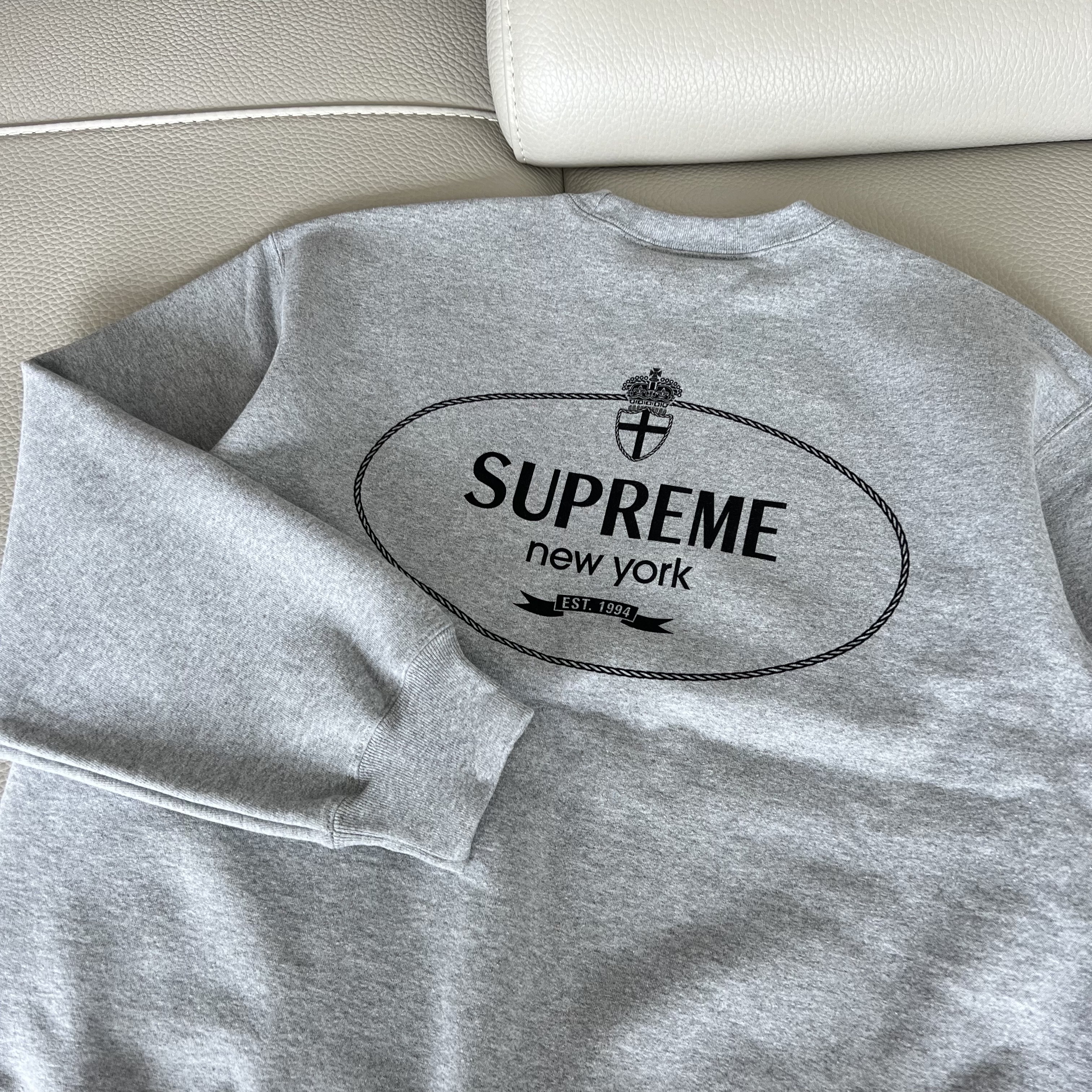Supreme Crest Crewneck Heather Grey - 24FW 착용 스타일 - 1