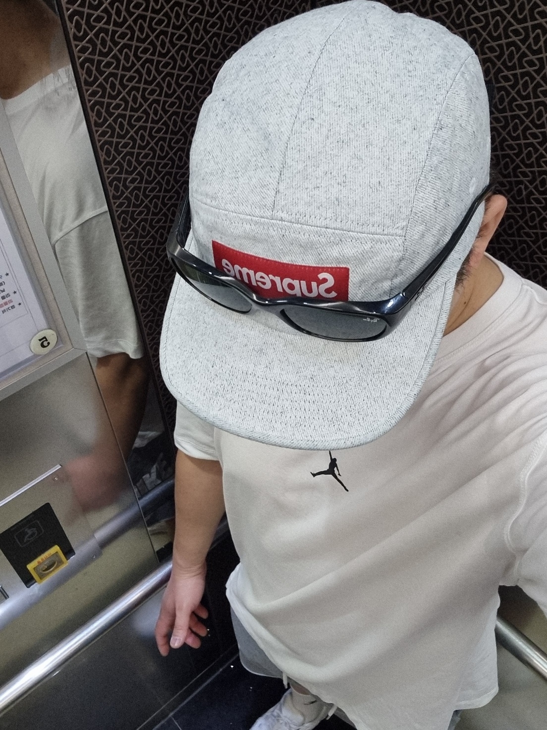Supreme Coated Denim Camp Cap White - 24SS, Ray-Ban DADDY-O II Polished Black Frame Green Classic G-15 Lenses 착용 스타일