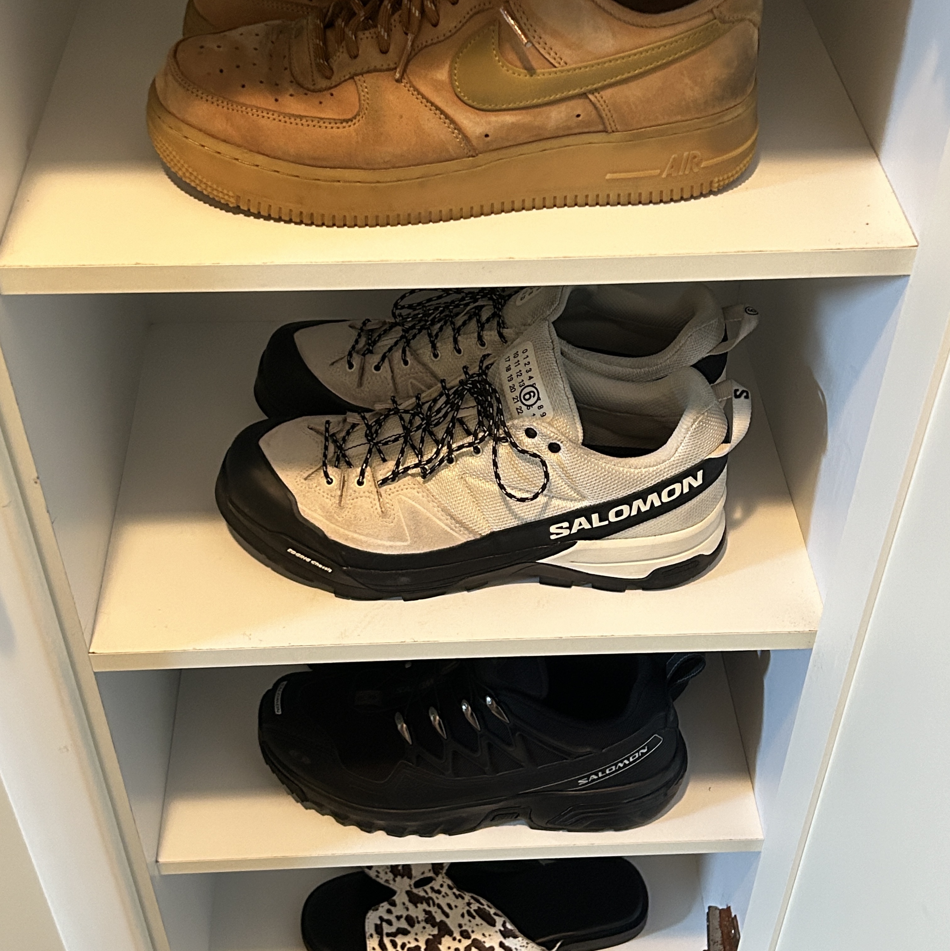Balenciaga Triple S Sneakers Black, Maison Mihara Yasuhiro Blakey OG Sole Canvas Low-top Sneakers Black White 착용 스타일 - 2