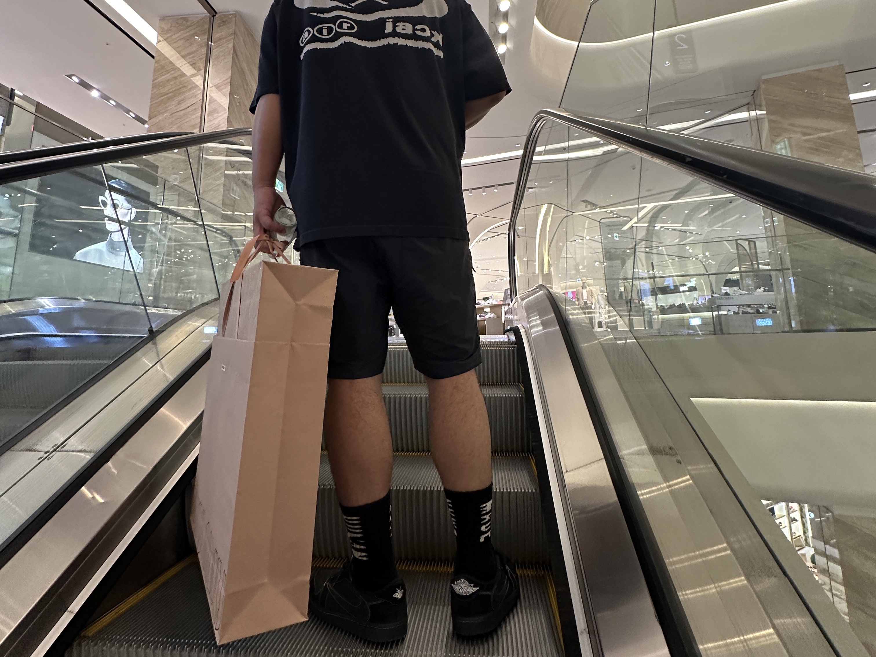 Jordan 1 x Travis Scott Retro Low OG SP Black Phantom, Human Made HM Logo Socks Black 착용 스타일 - 1
