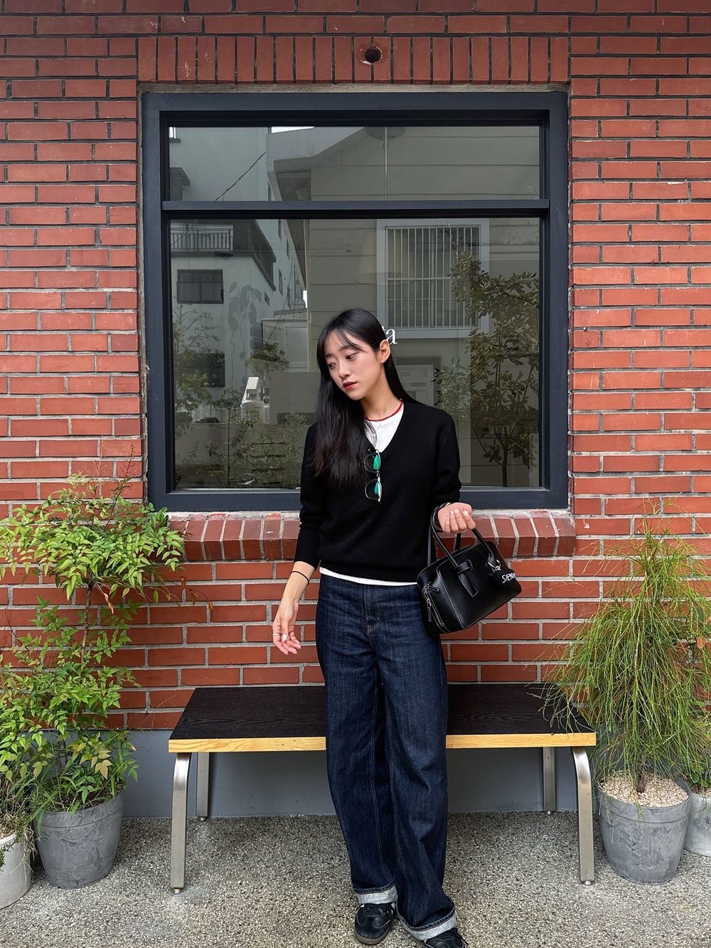 Siyazu SIKN2124 V neck Single Knit Black 착용 스타일 - 2