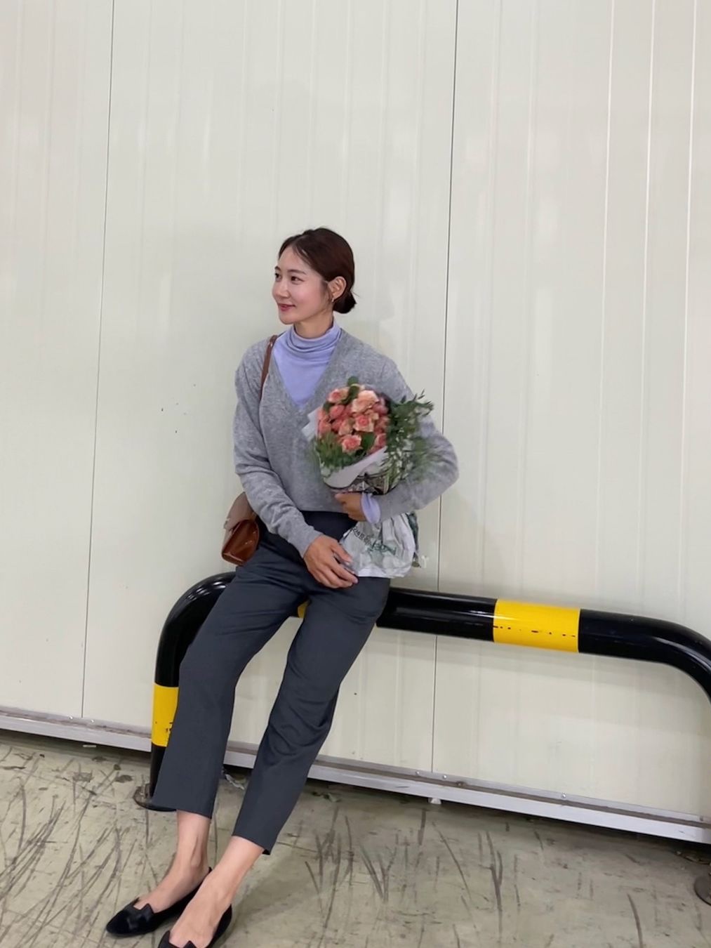 [예약 배송] Siyazu SIKN2124 V-neck Single Knit Gray 착용 스타일 - 1