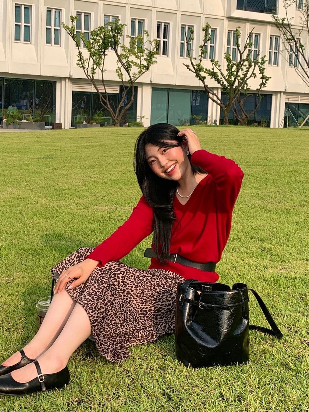 Siyazu SIKN2124 V-neck Single Knit Cherry red 착용 스타일 - 1