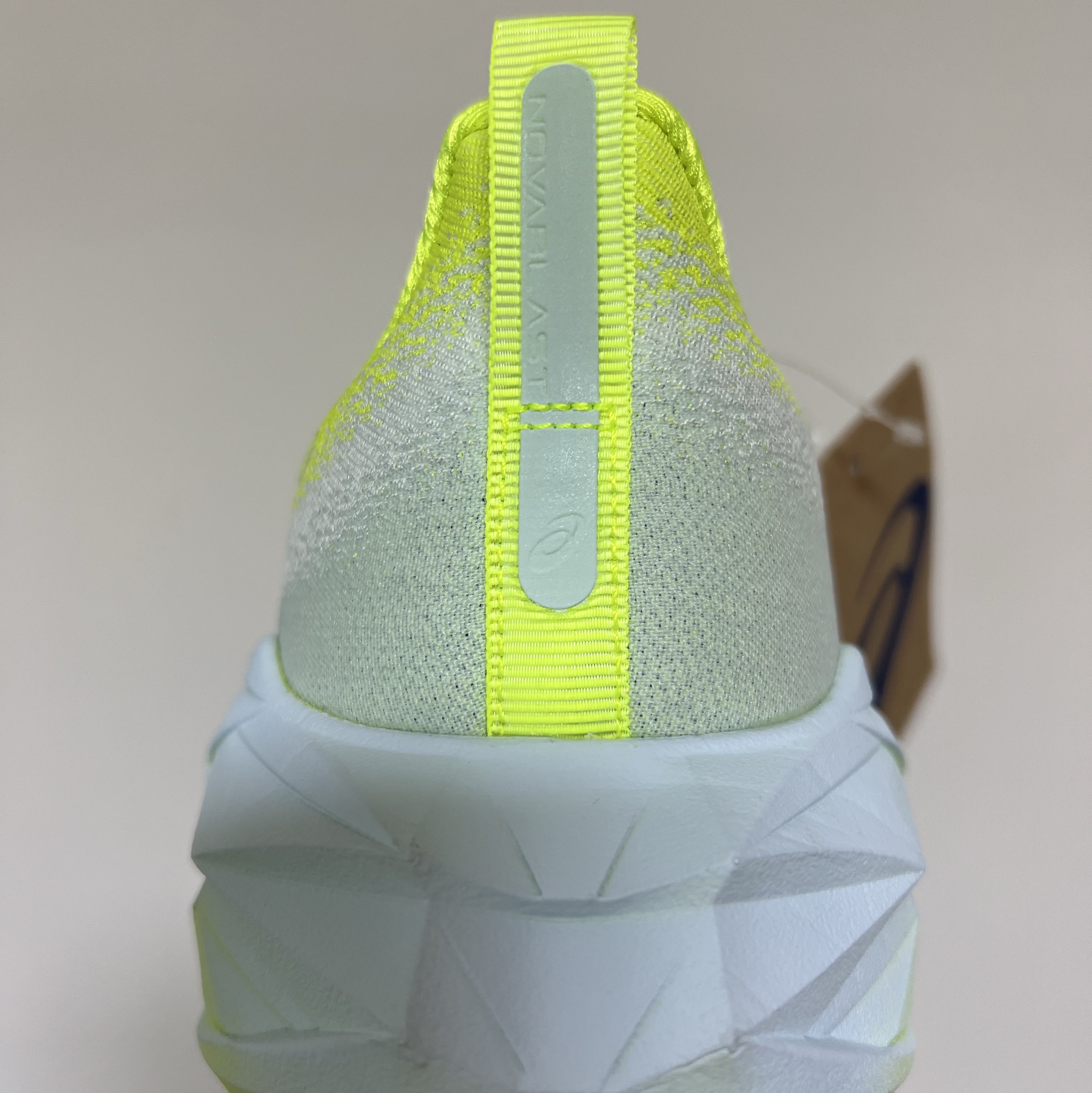 Asics Novablast 4 Safety Yellow Cool Grey 착용 스타일 - 3