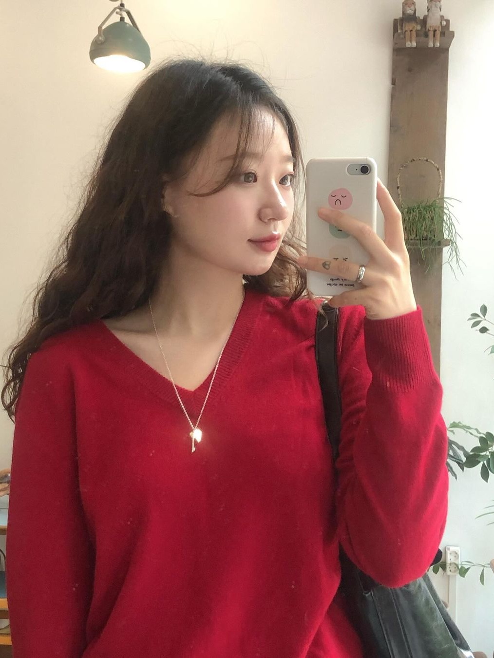 Siyazu SIKN2124 V-neck Single Knit Cherry red 착용 스타일 - 4