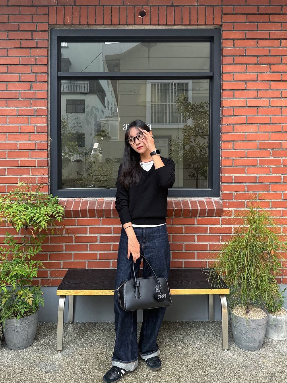 Siyazu SIKN2124 V neck Single Knit Black 착용 스타일 - 1