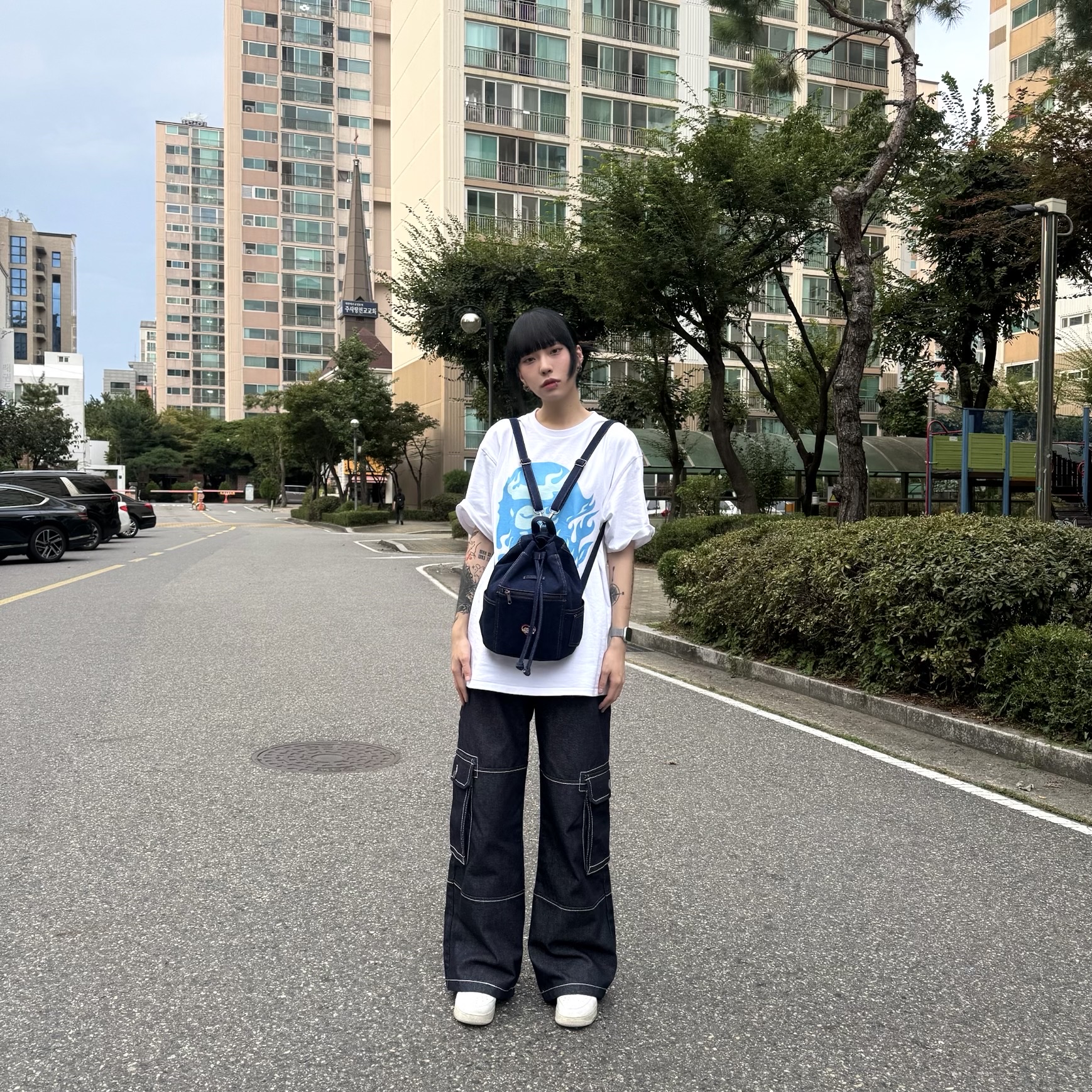 BAPE Flame Ape Head T-Shirt White Blue, True Religion x KIRSH Stitch Point Denim Cargo Pants Blue Denim 착용 스타일 - 1