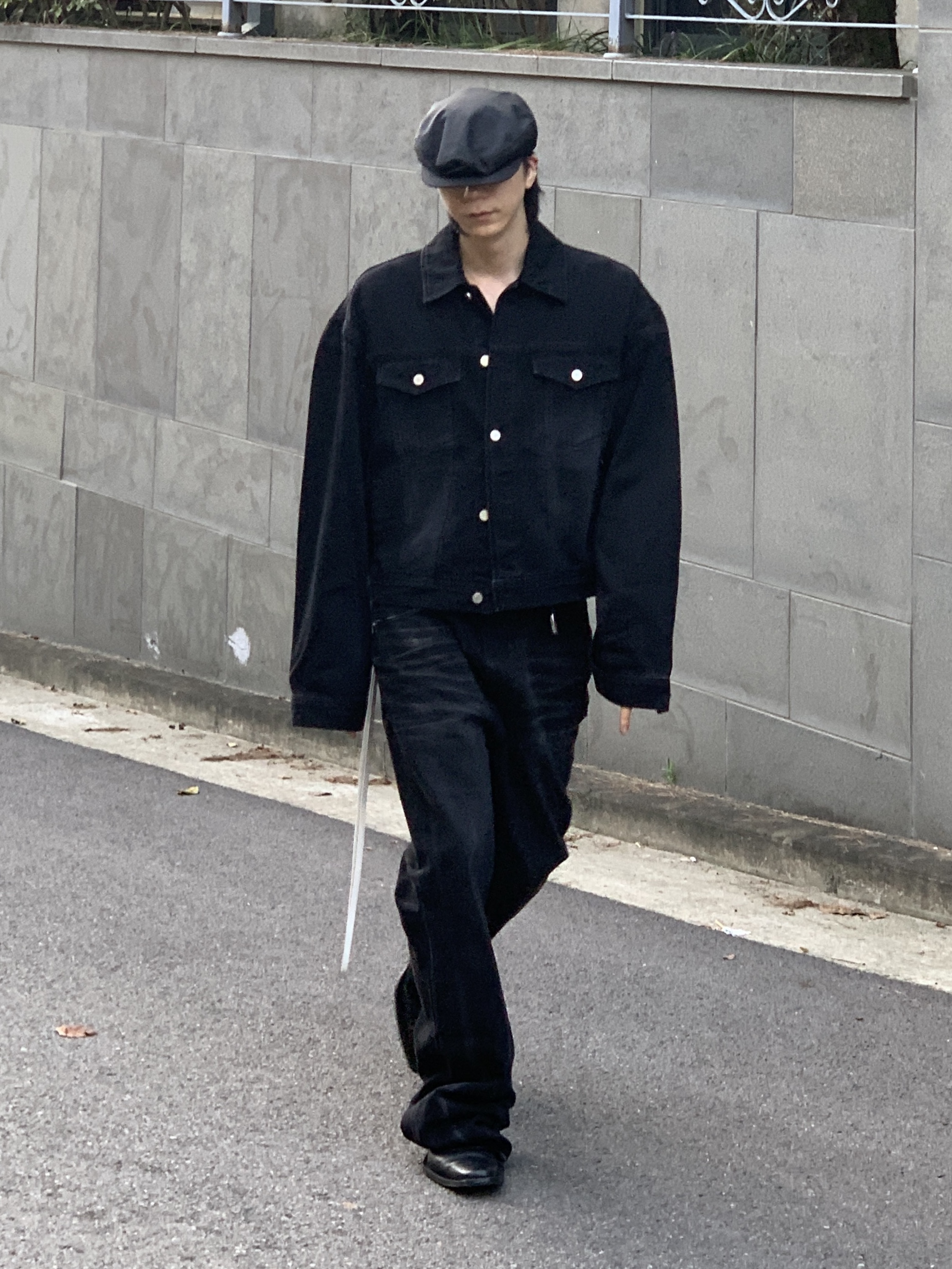 Our Legacy Double Tongue Belt Mahogany, Prada Re-Nylon Hat Black 착용 스타일 - 4
