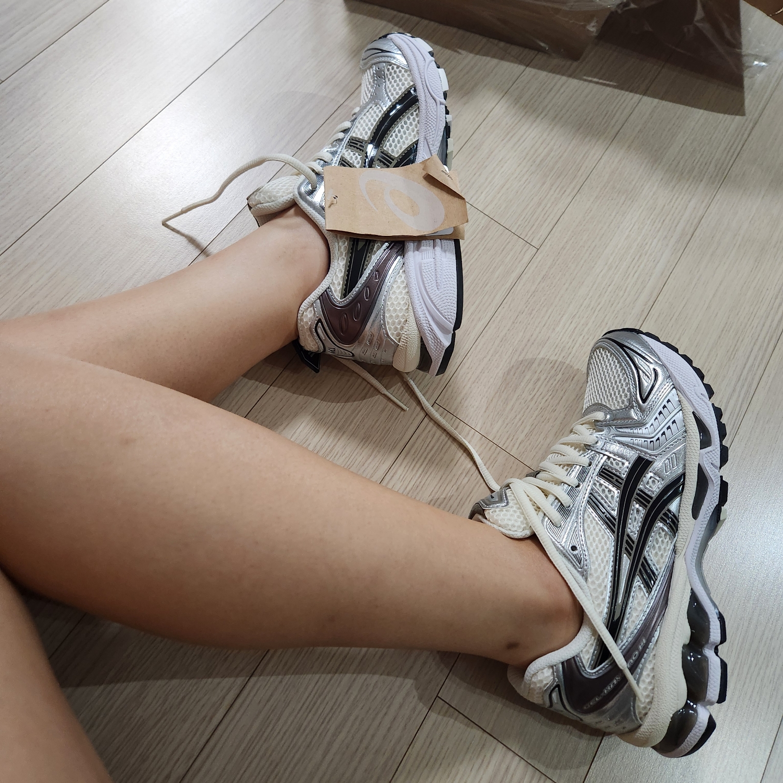 Asics Gel-Kayano 14 Cream Black 착용 스타일 - 3
